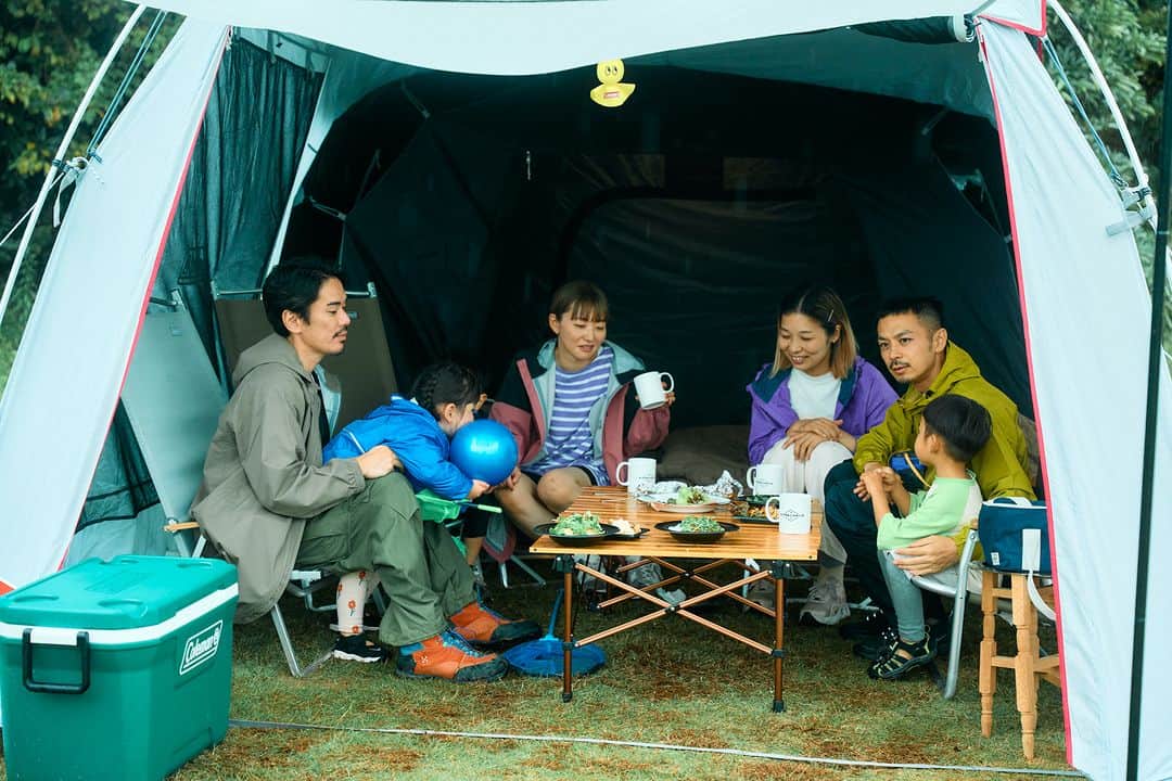 Coleman Japanさんのインスタグラム写真 - (Coleman JapanInstagram)「【キャンプは雨でも楽しめる☔️】  キャンプの日が雨予報・・・がっかりしないで🖐  雨でもテントやタープの雨対策を万全にすれば楽しめます。雨音を聞きながらテントの中でのんびりしたり、家族や友達とじっくり語り合ったり、そんな過ごし方も雨だからこそ😊  ・  #灯そうColeman #灯そうコールマン #灯そう #Coleman #コールマン #Camp #キャンプ #Outdoor #アウトドア #Tent #テント #コールマンテント #ファミリーキャンプ #雨キャンプ #梅雨 #ダークルーム #タープ #私のコールマン」6月24日 20時00分 - coleman_japan