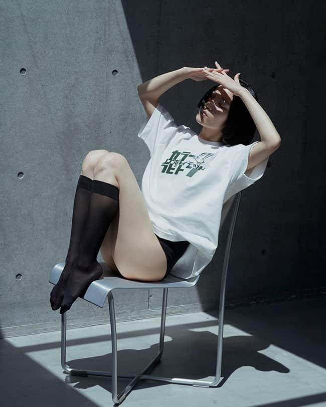 のインスタグラム：「初夏の日差しを浴びたら──オンでもオフでも映えるTシャツ  オンでもオフでも、初夏の日差しに映えるTシャツを。オンラインストア「 @numerocloset 」では、素材と着心地にこだわり、メイクやスタイリング次第であなたらしさを引き立たせるTシャツを厳選してラインナップ。  #numerotokyo #numero #magazine #mode #fashion #art #culture #beauty #lifestyle #people #photo #tokyo #black #vasic #numerocloset」