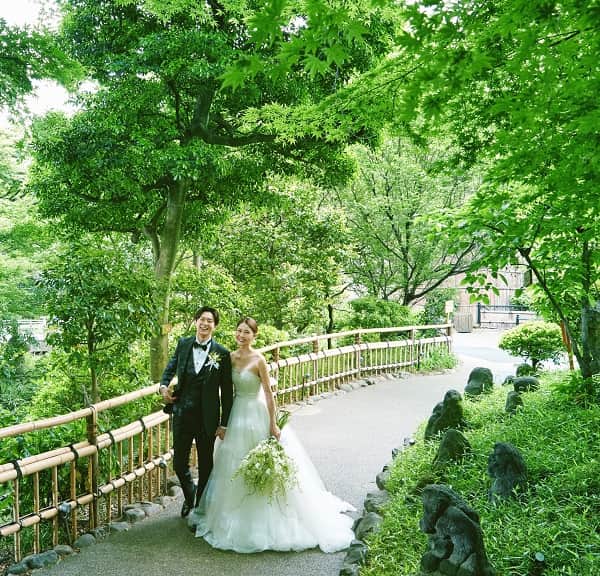 ホテル椿山荘東京ウエディングさんのインスタグラム写真 - (ホテル椿山荘東京ウエディングInstagram)「❤ 新緑が美しい季節になりました🍃  ラフで飾らないナチュラルな雰囲気のブーケとドレスが、 さらに花嫁さまを引き立ててくれます✨✨  広大な自然に囲まれながら、 本物のガーデンウェディングをこの場所で。  TOKYO RESORT WEDDING 東京には、ひとを祝福する森がある。  ----------------------------------------------- @hotelchinzansotokyo_wedding のアカウントを タグづけ＆ #椿山荘花嫁 にてご投稿いただいた方より ステキなお写真✨をご紹介させていただきます。 皆さまのご投稿をお待ちしております ------------------------------------------------  #ホテル椿山荘東京ウエディング #ホテル椿山荘東京 #椿山荘結婚式 #東京リゾート #東京リゾートウエディング #tokyoresortwedding #東京花嫁 #関東花嫁 #花嫁ショット #ウェディングフォト #ウェディングレポ  #ホテルウエディング #プレ花嫁 #結婚式準備 #結婚式 #結婚式場探し #花嫁 #卒花嫁 #2023花嫁 #大人花嫁  #ガーデンウェディング #ウェディングブーケ #ウェディングヘア #ナチュラルウェディング  #ウェディングドレス  #前撮り #前撮りスポット  #前撮りヘア #前撮りドレス」6月24日 20時00分 - hotelchinzansotokyo_wedding