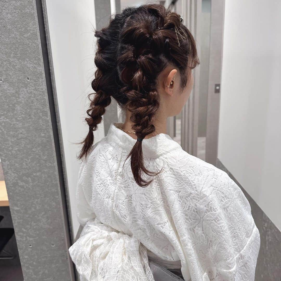 NANOKAさんのインスタグラム写真 - (NANOKAInstagram)「#浴衣ヘアアレンジ 🤍🖤 もこもこツイン✖️レース浴衣が かわいすぎる〜〜🫶🏻 べびバングで差をつけたアレンジに👶🏻♡  浴衣着付けもできます！ ハイライトに詳細あるので、 ご予約お待ちしてます🫶🏻  浴衣着付けとヘアセット ¥6600 ヘアセットのみ ¥4400  #ヘアアレンジ #ヘアセット #浴衣 #浴衣ヘアアレンジ #浴衣ヘア #浴衣着付け #着付け #原宿美容師 #花火大会 #浴衣女子」6月24日 20時00分 - pompom_nanoka