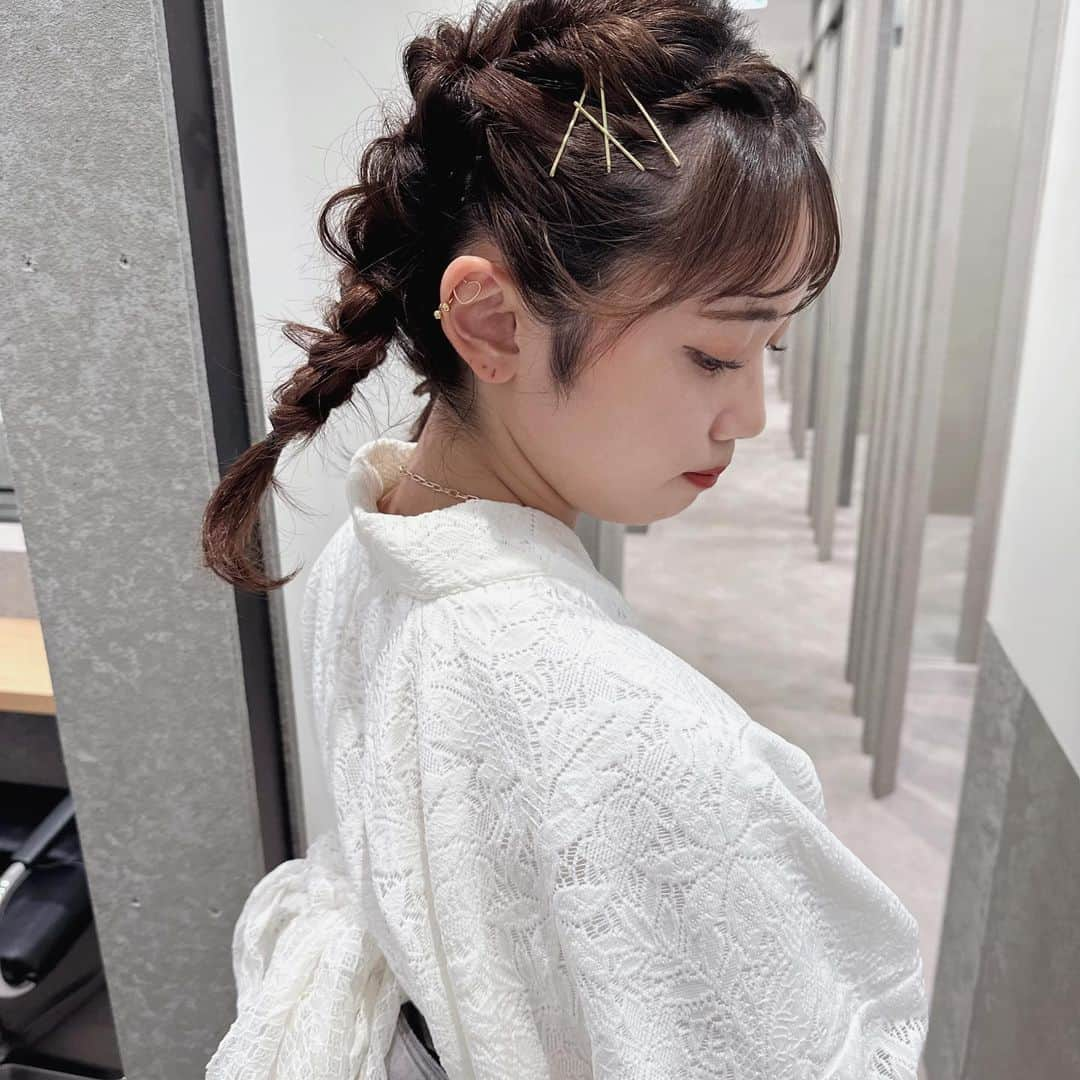 NANOKAさんのインスタグラム写真 - (NANOKAInstagram)「#浴衣ヘアアレンジ 🤍🖤 もこもこツイン✖️レース浴衣が かわいすぎる〜〜🫶🏻 べびバングで差をつけたアレンジに👶🏻♡  浴衣着付けもできます！ ハイライトに詳細あるので、 ご予約お待ちしてます🫶🏻  浴衣着付けとヘアセット ¥6600 ヘアセットのみ ¥4400  #ヘアアレンジ #ヘアセット #浴衣 #浴衣ヘアアレンジ #浴衣ヘア #浴衣着付け #着付け #原宿美容師 #花火大会 #浴衣女子」6月24日 20時00分 - pompom_nanoka