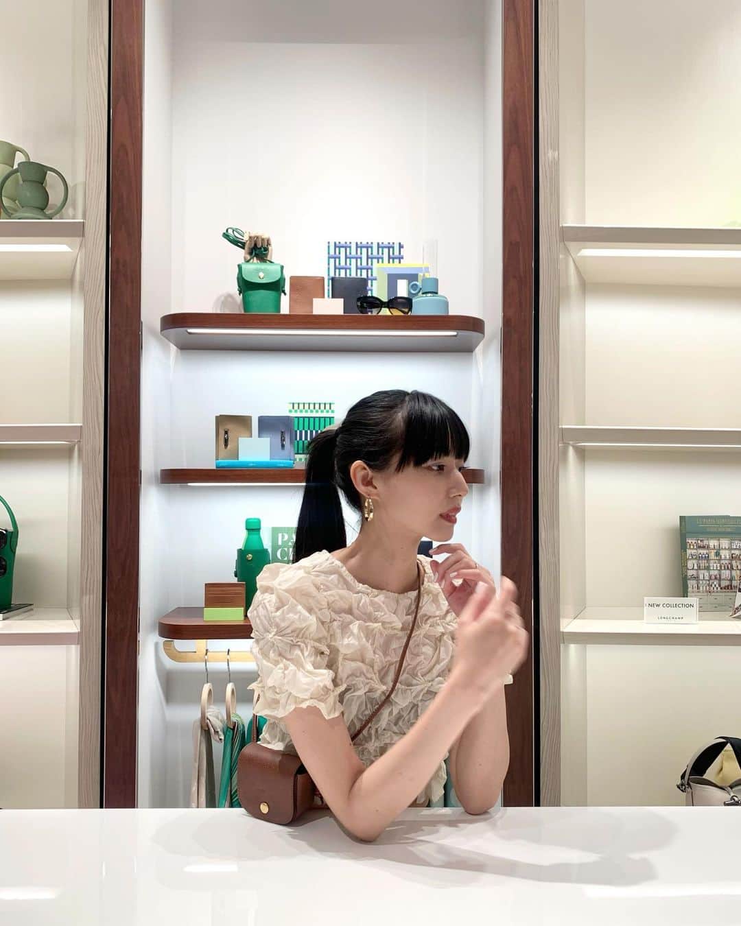 Shiho Sasakiのインスタグラム：「75周年を迎えた @longchamp 🐎 2023年秋冬の「エピュレ」バッグと共に、ローンチイベントに参加して来ました♡  ロンシャンが思い描く、パリの雰囲気にマッチしそうな インディゴジーンズに、華やかなブラウスでスタイリングしてみたよ💐 店内の内装はとてもカラフルで、 自由にファッションを楽しむパリジェンヌの姿が表現されているような印象でした👗  このミニバッグを相棒に、パリの蚤の市にショッピングしに行ってみたいな🏺  #Longchamp  #LongchampFW23  #ロンシャン #ad」