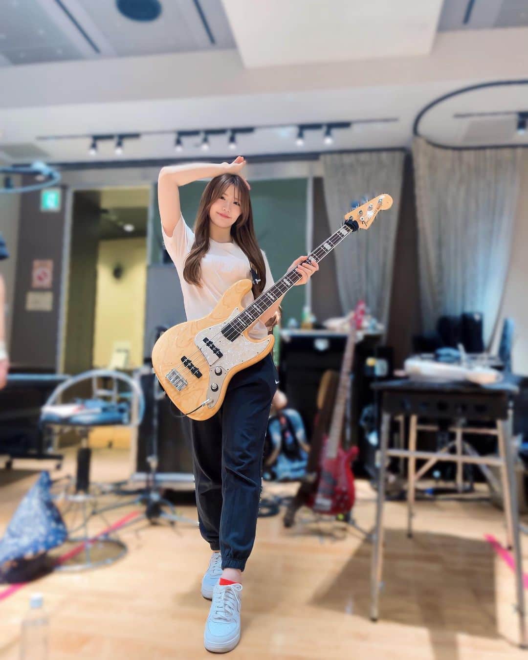 AKARIのインスタグラム：「🎸🎵✌️」