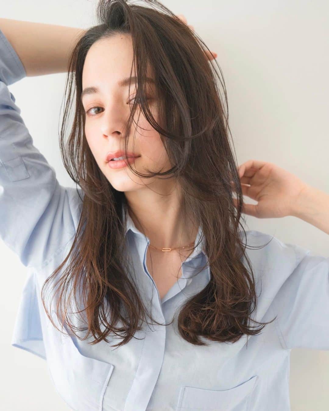 齋藤純也のインスタグラム：「ロングレイヤースタイル✂︎  柔らかい質感のロングヘアはレイヤーを美しく重ねて柔らかく動かす ハサミの入れ方で骨格と輪郭と髪質に合わせてお客様に一番似合うヘアスタイルを♪  ✴︎PRICE✴︎ カット✂︎7700円 カラー✂︎7700円  カットなしの場合シャンプーブロー料金+2200円 カラーはトリートメントin処方で圧倒的な艶感と手触りをプラスします。 ブリーチor3Dハイライト施術はプラス7700円です。 パーマ✂︎7700円 トリートメント✂︎種類多数によりカウンセリングで決めさせていただきます。5500円〜11000円 縮毛矯正✂︎17600円、前髪のみは6600円 ・ ネット予約が×の所もお電話かDMで時間調整できますので気軽にご連絡ください！ kelly.表参道本店　A1出口より徒歩45秒 東京都渋谷区神宮前5-2-5 JY表参道ビル２Ｆ kelly. ・ ・ ✔️群馬県伊勢崎市で出勤するスケジュールは隔週水曜日です。 群馬店は料金が異なります、お問い合わせください 群馬のご予約はＤＭまたは ホットペッパービューティーで  kelly. by L.O.G 検索✂︎ 在籍日程が少なくて申し訳ありません。 薬剤は最新のものを揃えました 群馬県伊勢崎市宮前町146-1」