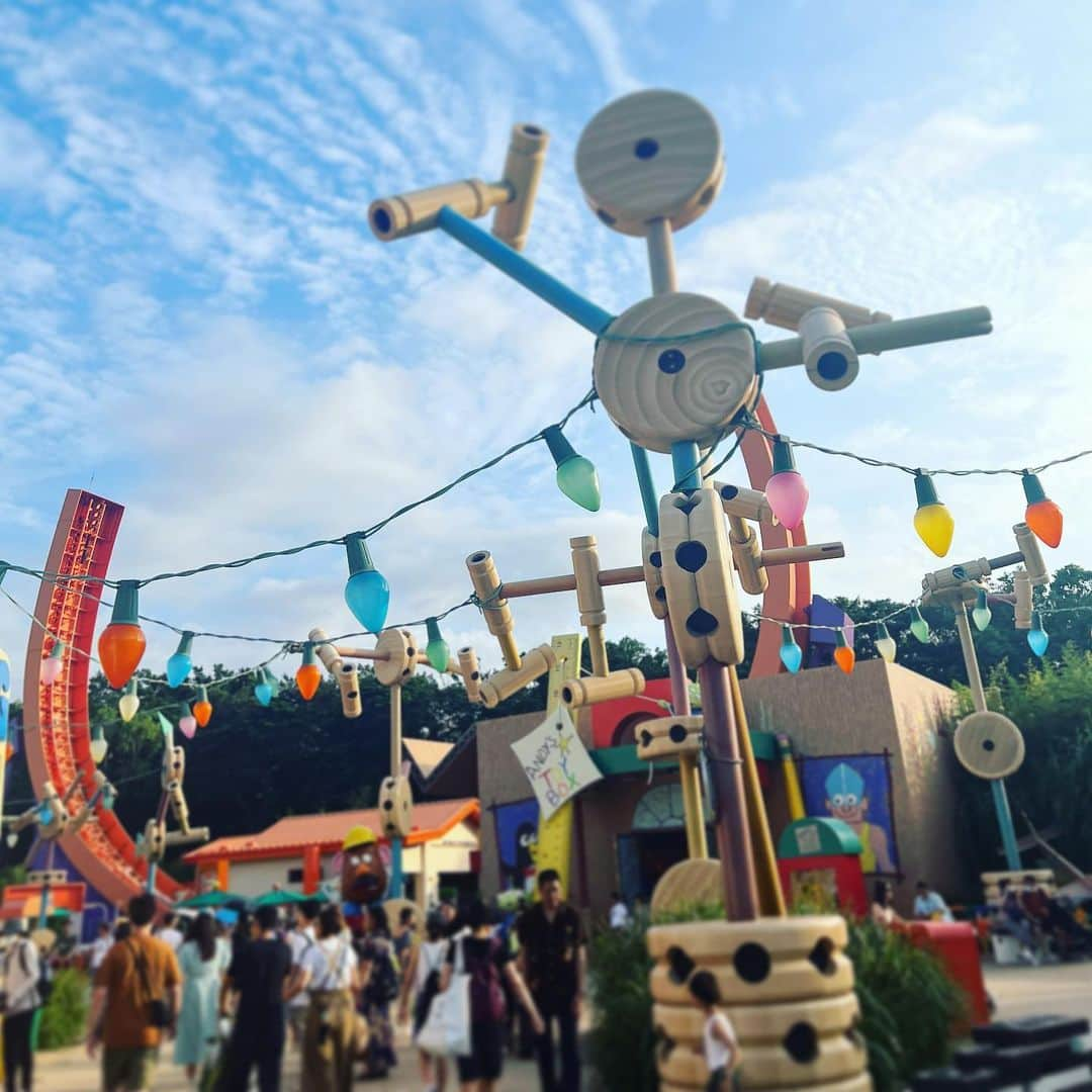 三好ユウさんのインスタグラム写真 - (三好ユウInstagram)「トイストーリーランド🚀 Toy Story land in Hong Kong Disneyland. ⁡  日本にはない「トイストーリーランド」が👍 ⁡どこを切り取ってもとても可愛い❤️ その名の通りトイストーリーの世界観が再現されています。  足を踏み入れただけでテンション爆上がり空間。 しかしアトラクションは結構怖そうでパスしました😂  ギャラグリーティングの時間には合わなかったけど ウッディがバックヤードに帰る姿は目撃でき嬉しかった✨ いつまでもディズニーの世界観が大好きです😍 ⁡  ※ちなみに…香港のビックサンダーマウンテンは 急加速したり突然後ろに走り出したり 日本の10倍怖かった！笑 ⁡  ⁡ ⁡  #香港ディズニーランド#トイストーリーランド #香港旅行 #ディズニーリゾート#キャラクターグリーティング#女子旅#海外旅行#旅行好きな人と繋がりたい#hongkongtrip #travelaboard #overseatrip#tripgram#disneylandhongkong#hongkongdisneyland #toystory #hongkongdisneylandresort #旅游#여행스냅」6月24日 20時14分 - yuu_5240