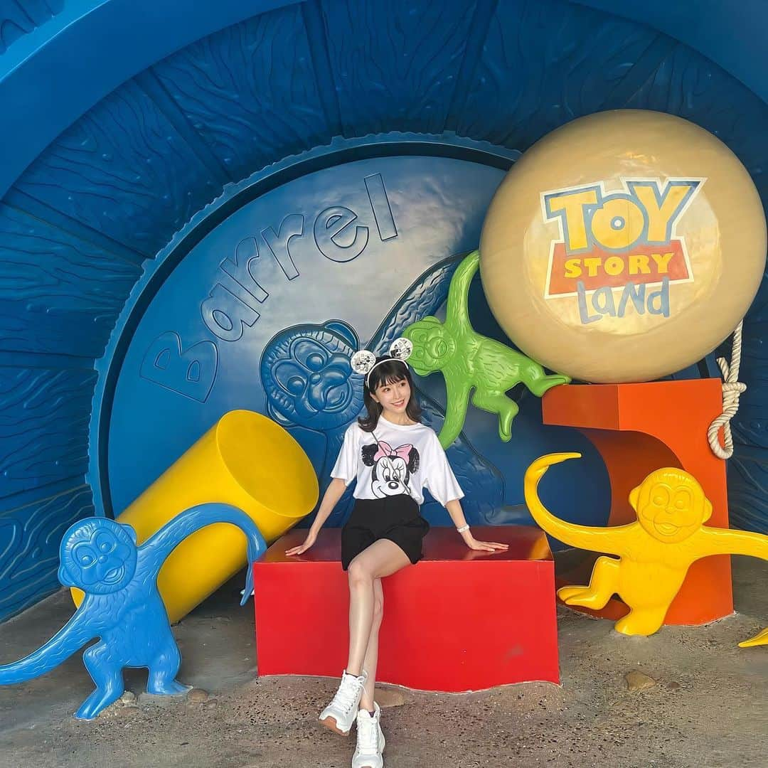 三好ユウのインスタグラム：「トイストーリーランド🚀 Toy Story land in Hong Kong Disneyland. ⁡  日本にはない「トイストーリーランド」が👍 ⁡どこを切り取ってもとても可愛い❤️ その名の通りトイストーリーの世界観が再現されています。  足を踏み入れただけでテンション爆上がり空間。 しかしアトラクションは結構怖そうでパスしました😂  ギャラグリーティングの時間には合わなかったけど ウッディがバックヤードに帰る姿は目撃でき嬉しかった✨ いつまでもディズニーの世界観が大好きです😍 ⁡  ※ちなみに…香港のビックサンダーマウンテンは 急加速したり突然後ろに走り出したり 日本の10倍怖かった！笑 ⁡  ⁡ ⁡  #香港ディズニーランド#トイストーリーランド #香港旅行 #ディズニーリゾート#キャラクターグリーティング#女子旅#海外旅行#旅行好きな人と繋がりたい#hongkongtrip #travelaboard #overseatrip#tripgram#disneylandhongkong#hongkongdisneyland #toystory #hongkongdisneylandresort #旅游#여행스냅」