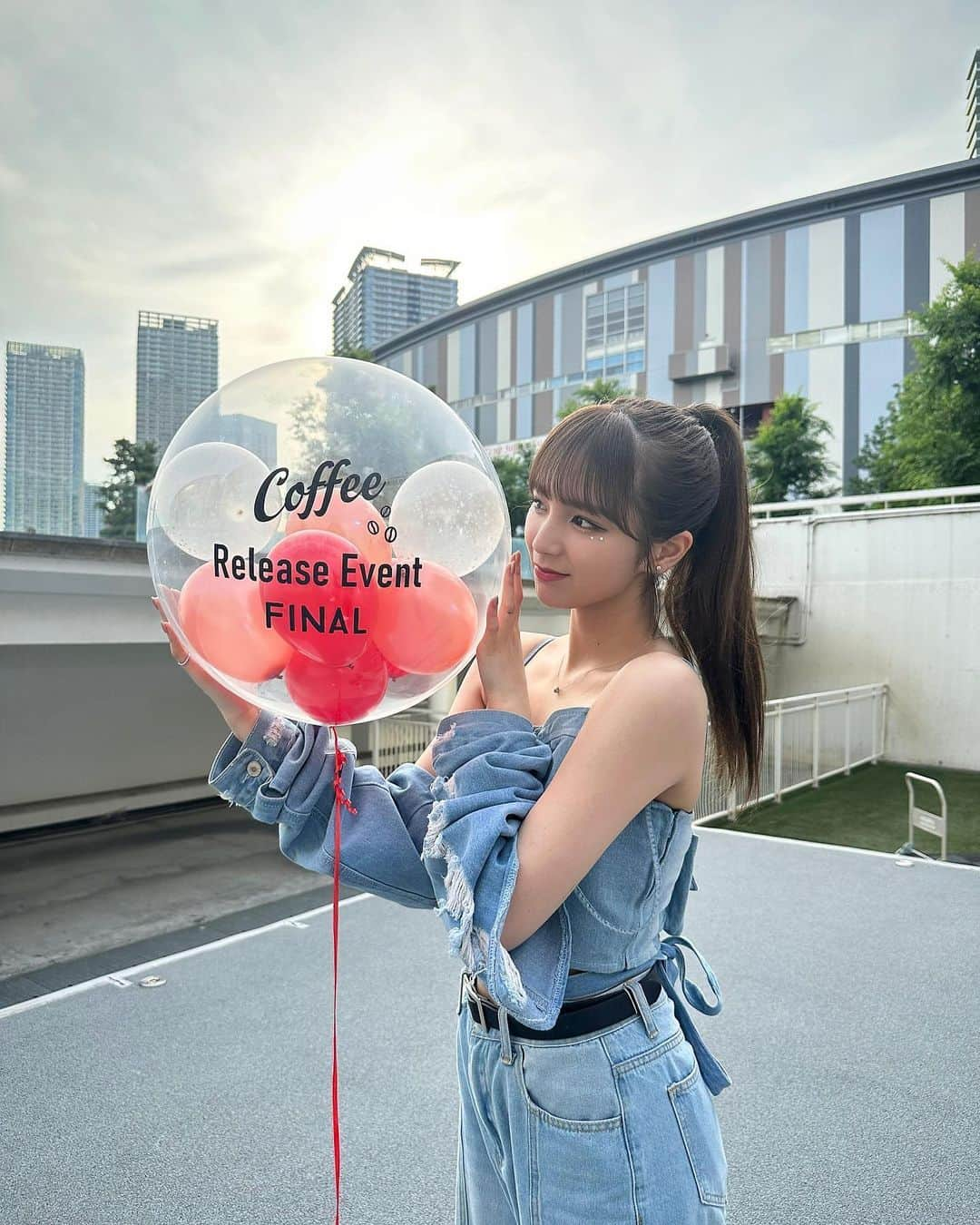 愛来のインスタグラム：「☁︎ リリイベファイナルありがとうございました！🎈  ファイナルまでに500人動員を目指していたのですが 目標以上の方々が私達に会いに来てくれました、、！ すごく嬉しかったです。  私たちの聖地でもあるららぽーと豊洲のステージが 前も後ろも横もファンの方で埋め尽くされていて、、 初めて見る景色でした。  諦めないで続けてきて本当によかった。 もっともっとみんなと 幸せな時間を過ごしたいと思いました😌  このCoffeeのリリイベではたくさんの出会いがありました。 みなさんとの出会いを大切にしたいです。  本当にありがとうございました！  これからもみんなと力を合わせて頑張っていくので こんな私たちだけど応援よろしくお願いします！  また会いに来てね☺️   #AMEFURASSHI  #ららぽーと豊洲  #coffee #リリイベ #愛来」