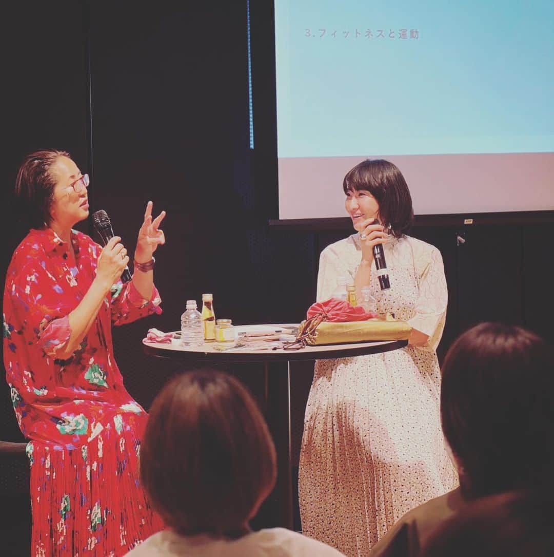 風間ゆみえのインスタグラム：「先日の @lacarpe_fes  ラキャルプオーガニックェスにて  ＼LA CARPE Fesセミナー／  「ウェルネスと仕事の調和」　  風間ゆみえ×軍地彩弓  「自分に飽きないヘルシーな生き方と仕事との付き合い方」 50代になって見えてきた 変わりゆくものと調和していくためのヒント  6月17日(土)12:30～13:30  ご来場ありがとうございました😊」