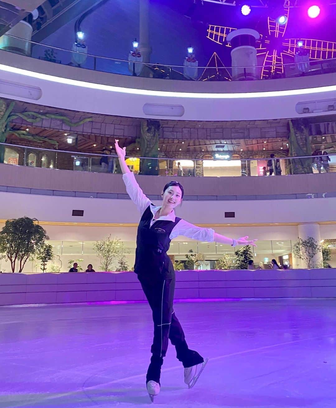 イ・ホジュンのインスタグラム：「모험과 신비의 나라〰️🎡🦄⛸️💜」