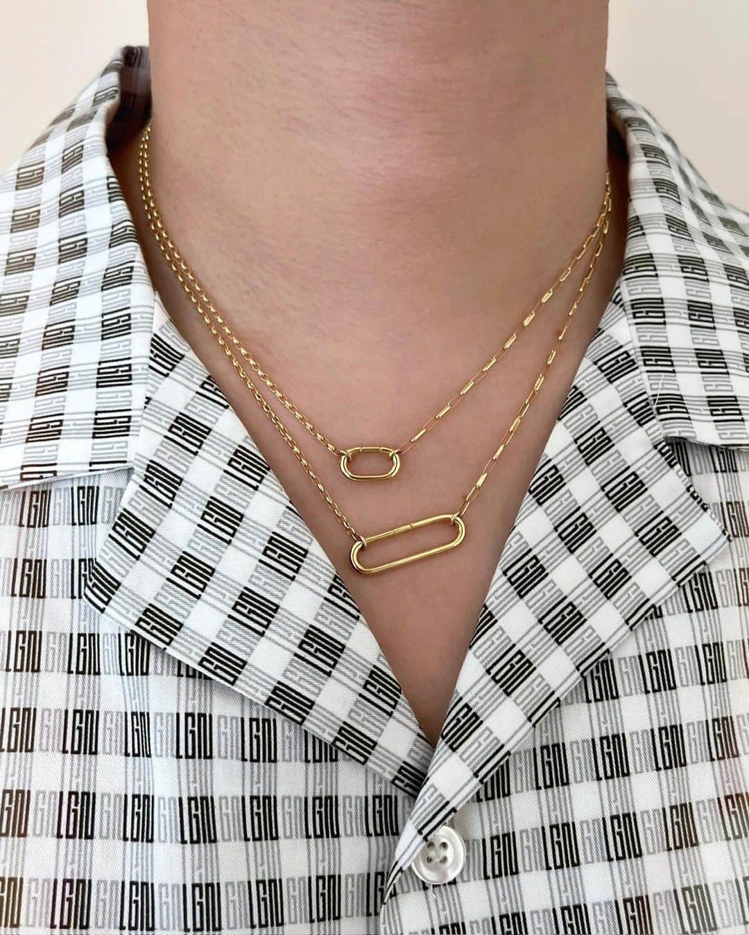 アーカーさんのインスタグラム写真 - (アーカーInstagram)「Link Necklaces has a center link in 18K yellow gold that opens to add the charms of your choice. Use this chain as a tool to start to tell your story. Available at fivethirtypark.com✔️  ミニマルなデザインのペンダントトップはそのままでももちろん、チャームを付け替えて楽しむこともできす。　　　  Oval Link Necklace  45cm Long Oval Link Necklace  50cm  #530park #fivethirtypark #mensjewelry #unisexjewelry #unisex #GenderNeutralJewelry #jewelry #jewellery #finejewelry #ファイブサーティパーク #ユニセックスジュエリー #メンズジュエリー」6月24日 20時23分 - fivethirtypark