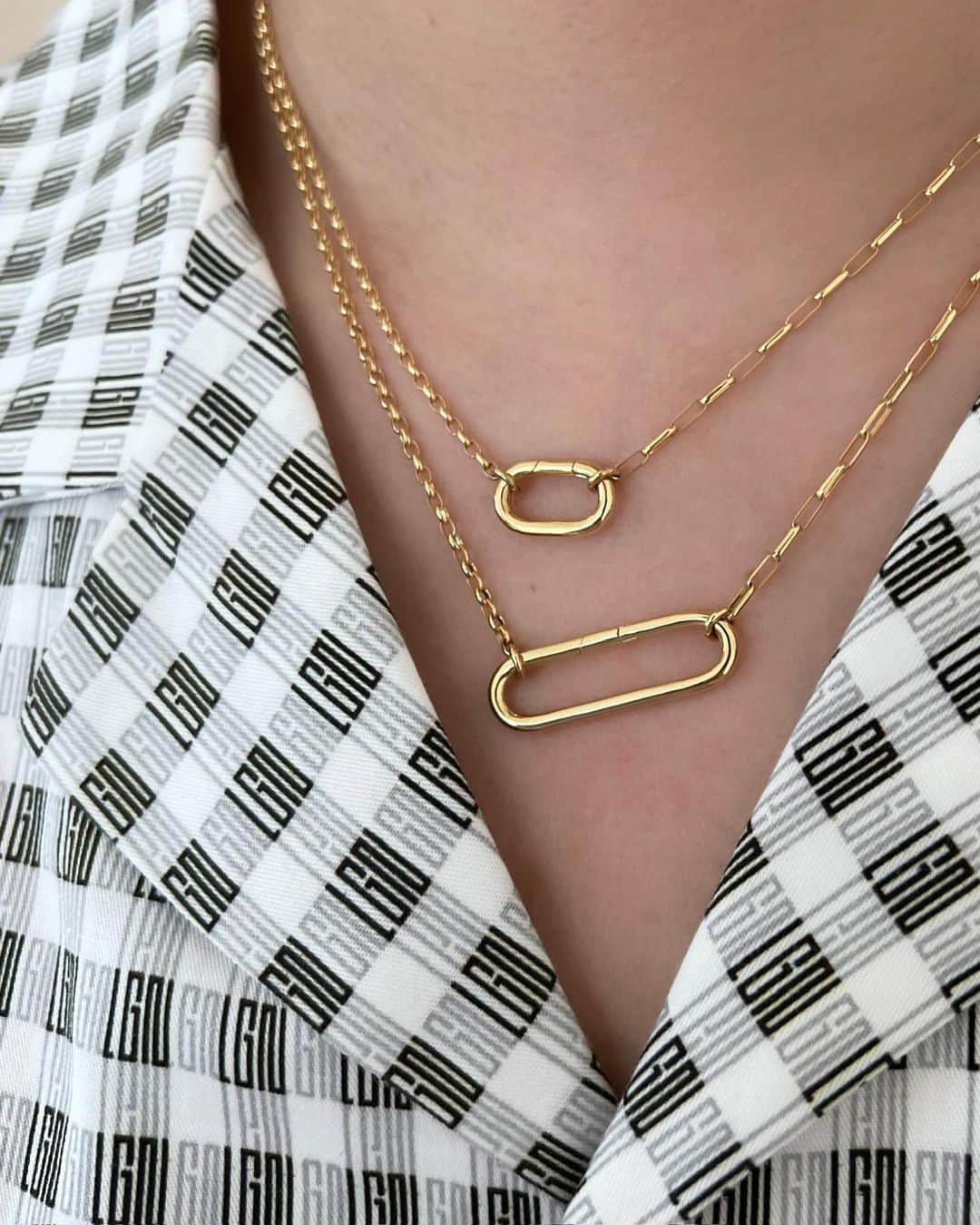 アーカーさんのインスタグラム写真 - (アーカーInstagram)「Link Necklaces has a center link in 18K yellow gold that opens to add the charms of your choice. Use this chain as a tool to start to tell your story. Available at fivethirtypark.com✔️  ミニマルなデザインのペンダントトップはそのままでももちろん、チャームを付け替えて楽しむこともできす。　　　  Oval Link Necklace  45cm Long Oval Link Necklace  50cm  #530park #fivethirtypark #mensjewelry #unisexjewelry #unisex #GenderNeutralJewelry #jewelry #jewellery #finejewelry #ファイブサーティパーク #ユニセックスジュエリー #メンズジュエリー」6月24日 20時23分 - fivethirtypark