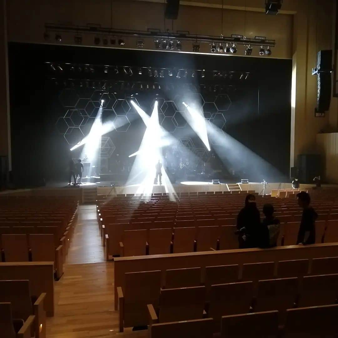中内正之のインスタグラム：「ライブ終了！！！楽し過ぎたんですけど！ ただただ、みなさんの曲と歌の素晴らしさに脱帽！放心状態でした。 大黒摩季さんに「ギターなかうちまさゆき〜！」と言われ背中合わせででギーソロ弾いたのは中内史に残る名場面となりました！ これが夢オチだけはやめてほしい！」