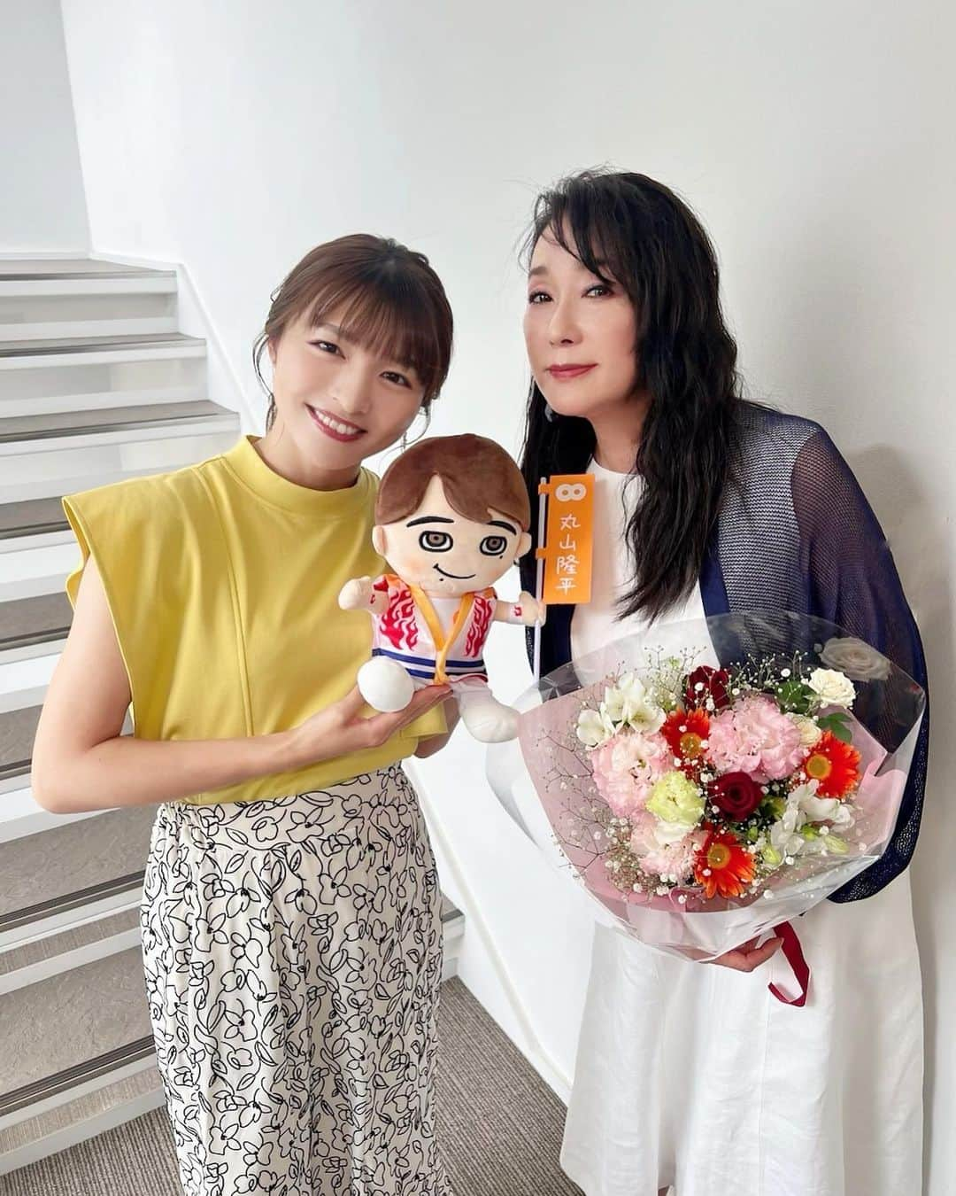 清水麻椰のインスタグラム：「#サタプラ 6月のマンスリーゲスト 浅野ゆう子さん💐  今週が最後ということで またまたお写真を撮らせていただきました♡ 今回は丸山さんのぬいぐるみも加えて(一応)スリーショットです👨‍👧‍👧  そしてなんと、素敵なプレゼントもいただきました…！ 心遣いがとても嬉しかったです。 いつか浅野さんのようなハンサムな女性になりたい！ 私の新たな目標です💃🏻✨  １ヶ月間、ありがとうございました！  来月のマンスリーゲストは、 元宝塚歌劇団 真飛聖さんです🌸 また、来週は #ひたすら試してランキング  2023年上半期総集編！ サタデミー賞🏆もありますよ！ぜひご覧ください！  ------------------------------------  衣装  ブラウス #vingtrois @vingtrois_official   スカート #RETROGIRL @retrogirl_ariaz   ピアス #VATSURICA @vatsurica」