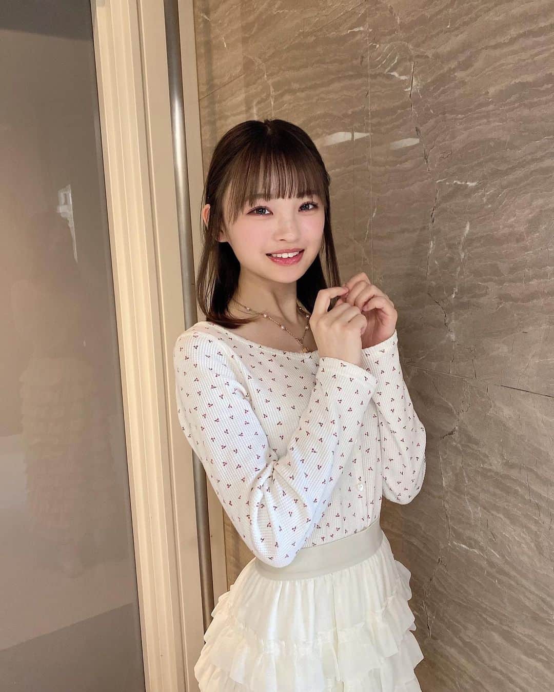 のインスタグラム：「みんなは清楚なしんしん好き？ ⠀ ⠀  ⠀ サーマル × さくらんぼ ×フリル って言うキセキのコラボ(⸝⸝o̴̶̷᷄ _o̴̶̷̥᷅⸝⸝)かわいいね(⸝⸝o̴̶̷᷄ _o̴̶̷̥᷅⸝⸝)  #彼女の私服がかわいい #低身長コーデ #sサイズコーデ #156cm #骨格ウェーブ #ブルベメイク #さくらんぼコーデ #さくらんぼ #cherry #ガーリーコーデ #フレンチガーリー #フレンチガーリーコーデ #おパリ女子 #liquem #リキュエム #niceclaup #niceclaup_ootd #ナイスクラップ #ナイクラ #ootd」