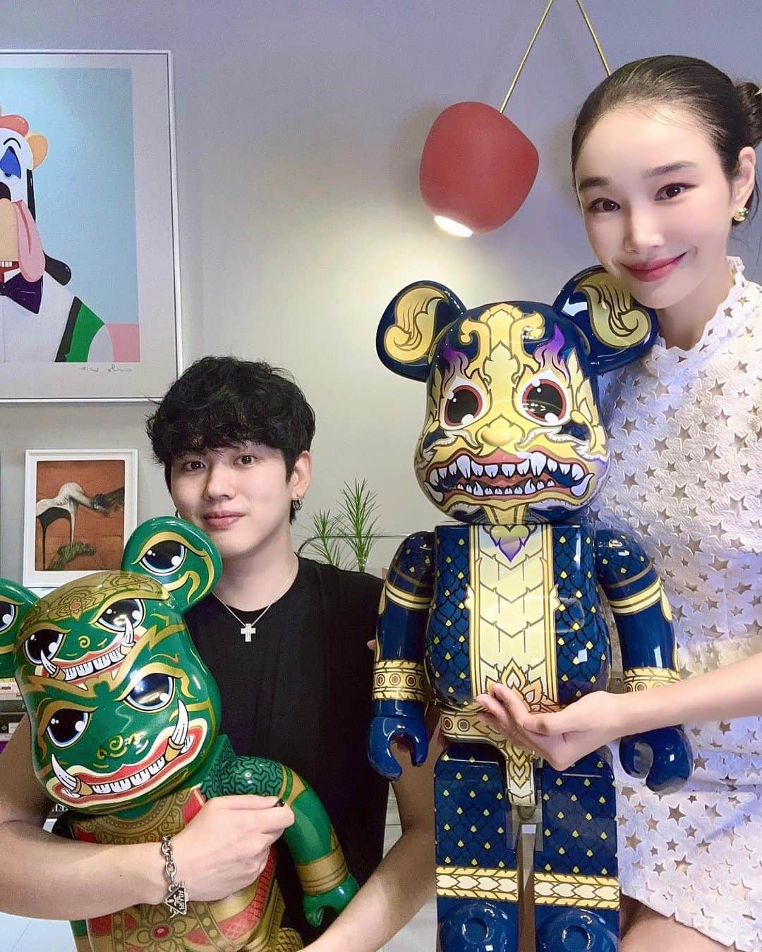 イ・サガンのインスタグラム：「🐉 Naga Bearbrick is here in Seoul🇰🇷!!!!!  Great combo of Naga and Tossakan 🐉👹 love love love this gorgeous bearbricks  from #kongdesign   thank you for amazing creation @kongkaroon  thank you for amazing present @p_apinara  the pride of Thailand 🇹🇭  #bearbrick #nagabearbrick #tossakanbearbrick #swakspace  .」