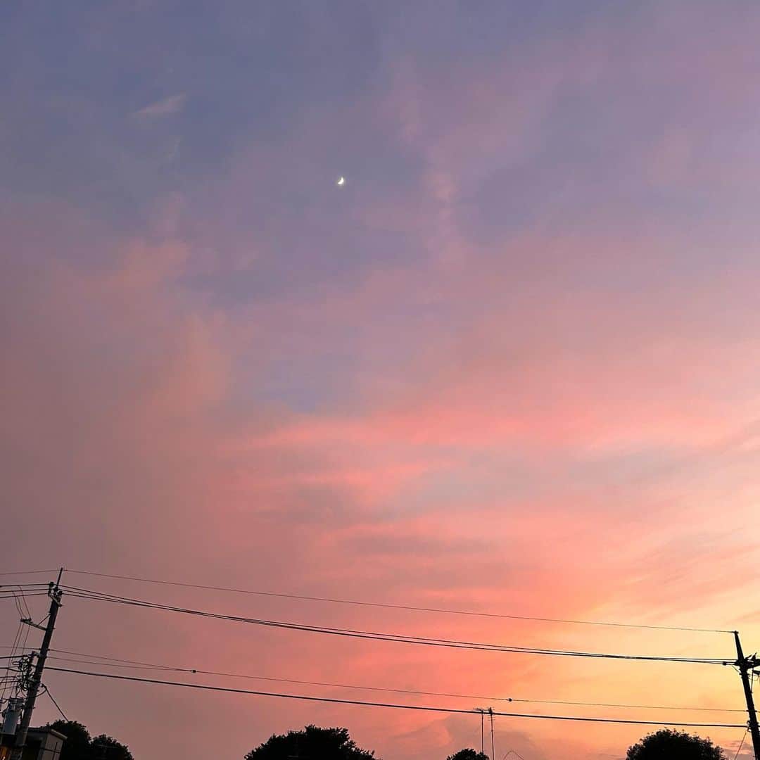 純名里沙さんのインスタグラム写真 - (純名里沙Instagram)「空がピンクに染まってたので、 慌てて外に出て束の間の幸せ時間、、 大好きなマジックアワー✨  もう、梅雨は開けたような夏の空からパワーをもらったので☺︎ 晩ごはんは１本残ってた🌽で、 トウモロコシご飯🍚にしました✨  幼い頃から大好きでとうもろこコーン🌽と言ってたっけ^ - ^  美味しく出来てさらに元気に😆✨ パワーチャージＯＫ✌️  #マジックアワーの空 #大好きな空 #ピンク色の空 #パワーいただきました #とうもろこしご飯 #圧力鍋であっという間 #美味しく出来ました😋 #夏ごはんで #パワーチャージ完了 #✨✨✨」6月24日 20時31分 - risajunna3158