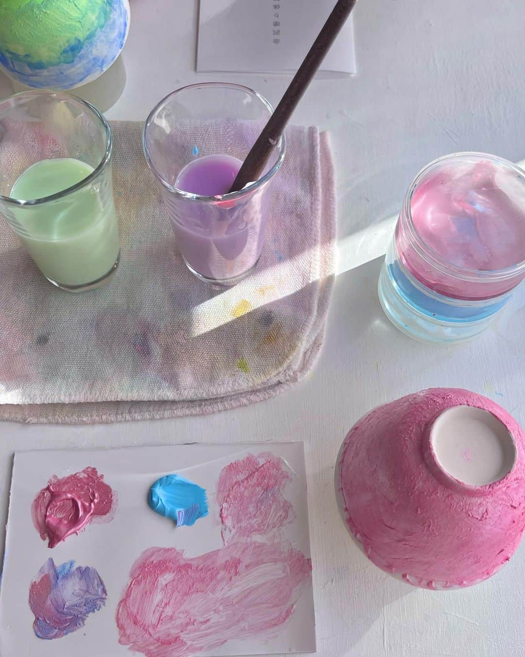 早川実季さんのインスタグラム写真 - (早川実季Instagram)「金沢で漆塗り体験🪄🎨 インスタで見て前からやってみたかったの！念願叶ってこの前行ってきました🦭🍑  好きな色を3色選んで器に重ね塗りして、少しずつ表情を作っていきます♡ 最後は自分の器でお茶をいただきました🌿🍵  簡単だけど、金沢らしいアート体験ができて楽しかったです🫡❤️‍🔥  #金沢 #金沢旅行 #漆塗り #金沢茶寮 #石川観光 #旅行好き」6月24日 20時25分 - hayakawa_miki