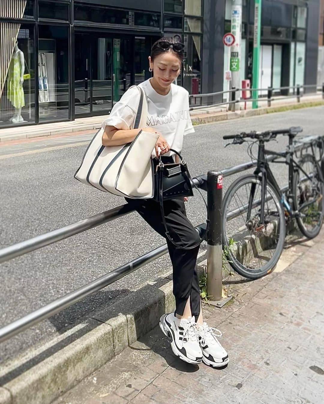 金子麻貴のインスタグラム：「モノトーンでまとめたカジュアルコーデ。  日差しが強くて @cbp.tokyo のUVカットパーカーが大活躍☀️  運転の時も腕がすごい灼けるし冷房避けにもちょうどいい。公園行く時もバサっと被っちゃえば日焼け止めいらず👍  T shirt @third_magazine  pants @re_gleam  bag @mm6maisonmargiela  sneaker @balenciaga × @adidas  canvas bag @re_gleam   #fashion#outfit#thirdmagazine#regleam#balenciaga#adidas#モノトーンコーデ#スニーカーコーデ#カジュアルコーデ#キャンバストート#トートバッグ#ママコーデ#UVカット#日焼け対策#夏コーデ」