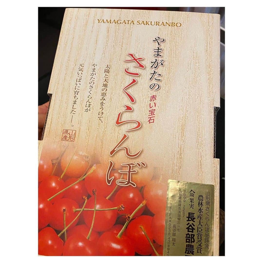 荒牧陽子さんのインスタグラム写真 - (荒牧陽子Instagram)「2023.6.24山形県シェルターなんようホール ┈︎┈︎┈︎┈︎┈︎┈︎┈︎┈︎┈︎┈︎┈︎┈︎ シェルターなんようホール ありがとうございました！ ⁡ 山形は東根市や、天童市などで歌わせてもらってて 今回初の南陽市！ 即完で満席の会場😳✨ そして 会館さんからいただいた、さくらんぼ🍒を ステージで開封。宝石箱や〜〜ん！💎✨ パクリ😋💕 美味しかった〜！ 他にも沢山🍒いただいたの！ 嬉しすぎる〜！！！ ⁡ 後ろの席の方たちは立ち上がって盛り上がってくださったり うちわやタオル、沢山ありがとうございます！ 皆さんと共に作るステージ 最高に盛り上がりましたよね！ 山形の皆さん、ありがとうございました！ おしょうしなー🥰（ありがとう！） ⁡ さて明日は岩手県〜♪ 頑張るー☺️✨ ⁡ ⁡ ⁡ ↓ライブ↓ まだまだあるよ！ ⁡ 近くにあったら絶対来てね！ 一緒にワイワイしましょ！ ---------------------------- 《滋賀県》 ■最強!!歌マネジョイントコンサートin彦根 日時：2023年7月1日（土） 会場：ひこね市文化プラザ 出演：荒牧陽子×松浦航大 ---------------------------- 《山梨県》 ■ぶっちぎり!!歌まねLIVE2023 日時：2023年7月8日（土） 会場：YCC県民文化ホール 出演：荒牧陽子×松浦航大 ---------------------------- 《宮城県》 ■荒牧陽子×松浦航大　最強!歌まねジョイントLIVE 日程：2023年7月22日（土） 会場：まほろばホール（大和町ふれあい文化創造センター） ---------------------------- 《千葉》 ■ものまねスーパーLIVE 2023 荒牧陽子・原口あきまさ・ビューティーこくぶ 日程：2023年7月29日（土） 会場：オークラ千葉ホテル ---------------------------- 《兵庫》 ■荒牧陽子×松浦航大　最強！！歌まねジョイントLIVE 日程：2023年7月30日（日） 会場：西脇市市民交流施設オリナスホール ---------------------------- 《岐阜》 ■荒牧陽子＆Mr.シャチホコ 歌まねLIVE 日程：2023年8月6日（日） 会場：バロー文化ホール ---------------------------- 《兵庫》 ■ 最強!歌まねジョイントライブ 「荒牧陽子×ビューティーこくぶ」 日程：2023年9月2日（土） 会場：小野市うるおい交流館エクラホール ---------------------------- 《茨城》 ■ぶっちぎり！歌まねLIVE2023  「荒牧陽子・松浦航大」 日程：2023年9月9日（土） 会場：ザ・ヒロサワ・シティ会館 ---------------------------- 《栃木》 ■最強!!歌マネLIVE in 宇都宮 荒牧陽子＆松浦航大 日程：2023年10月1日（日） 会場：栃木県総合文化センター ---------------------------- 《高知》 ■荒牧陽子×松浦航大　最強！！歌まねライブ 日時：2023年10月7日（土） 会場：高知県立県民文化ホール ---------------------------- 《愛知》 ■荒牧陽子×Mrシャチホコ 最強！歌まねジョイントライブ 日程：2023年10月29日（日） 会場：幸田町民会館さくらホール ---------------------------- ⁡ 詳しくは、 荒牧陽子スタッフTwitter 荒牧陽子ホームページ などでご確認ください✨ ⁡ 皆さんにお会いできるのを 楽しみにしています!!!🥰💕 ┈︎┈︎┈︎┈︎┈︎┈︎┈︎┈︎┈︎┈︎┈︎┈ #松浦航大 ｻﾝ #荒牧陽子 #宮島レイラ ｻﾝ #つぼいくみ #山形県 #シェルターなんようホール」6月24日 20時29分 - yoko_aramaki