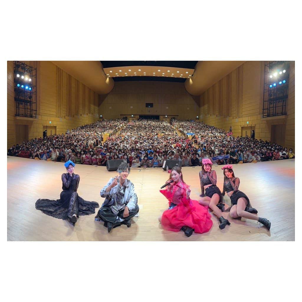 荒牧陽子のインスタグラム：「2023.6.24山形県シェルターなんようホール ┈︎┈︎┈︎┈︎┈︎┈︎┈︎┈︎┈︎┈︎┈︎┈︎ シェルターなんようホール ありがとうございました！ ⁡ 山形は東根市や、天童市などで歌わせてもらってて 今回初の南陽市！ 即完で満席の会場😳✨ そして 会館さんからいただいた、さくらんぼ🍒を ステージで開封。宝石箱や〜〜ん！💎✨ パクリ😋💕 美味しかった〜！ 他にも沢山🍒いただいたの！ 嬉しすぎる〜！！！ ⁡ 後ろの席の方たちは立ち上がって盛り上がってくださったり うちわやタオル、沢山ありがとうございます！ 皆さんと共に作るステージ 最高に盛り上がりましたよね！ 山形の皆さん、ありがとうございました！ おしょうしなー🥰（ありがとう！） ⁡ さて明日は岩手県〜♪ 頑張るー☺️✨ ⁡ ⁡ ⁡ ↓ライブ↓ まだまだあるよ！ ⁡ 近くにあったら絶対来てね！ 一緒にワイワイしましょ！ ---------------------------- 《滋賀県》 ■最強!!歌マネジョイントコンサートin彦根 日時：2023年7月1日（土） 会場：ひこね市文化プラザ 出演：荒牧陽子×松浦航大 ---------------------------- 《山梨県》 ■ぶっちぎり!!歌まねLIVE2023 日時：2023年7月8日（土） 会場：YCC県民文化ホール 出演：荒牧陽子×松浦航大 ---------------------------- 《宮城県》 ■荒牧陽子×松浦航大　最強!歌まねジョイントLIVE 日程：2023年7月22日（土） 会場：まほろばホール（大和町ふれあい文化創造センター） ---------------------------- 《千葉》 ■ものまねスーパーLIVE 2023 荒牧陽子・原口あきまさ・ビューティーこくぶ 日程：2023年7月29日（土） 会場：オークラ千葉ホテル ---------------------------- 《兵庫》 ■荒牧陽子×松浦航大　最強！！歌まねジョイントLIVE 日程：2023年7月30日（日） 会場：西脇市市民交流施設オリナスホール ---------------------------- 《岐阜》 ■荒牧陽子＆Mr.シャチホコ 歌まねLIVE 日程：2023年8月6日（日） 会場：バロー文化ホール ---------------------------- 《兵庫》 ■ 最強!歌まねジョイントライブ 「荒牧陽子×ビューティーこくぶ」 日程：2023年9月2日（土） 会場：小野市うるおい交流館エクラホール ---------------------------- 《茨城》 ■ぶっちぎり！歌まねLIVE2023  「荒牧陽子・松浦航大」 日程：2023年9月9日（土） 会場：ザ・ヒロサワ・シティ会館 ---------------------------- 《栃木》 ■最強!!歌マネLIVE in 宇都宮 荒牧陽子＆松浦航大 日程：2023年10月1日（日） 会場：栃木県総合文化センター ---------------------------- 《高知》 ■荒牧陽子×松浦航大　最強！！歌まねライブ 日時：2023年10月7日（土） 会場：高知県立県民文化ホール ---------------------------- 《愛知》 ■荒牧陽子×Mrシャチホコ 最強！歌まねジョイントライブ 日程：2023年10月29日（日） 会場：幸田町民会館さくらホール ---------------------------- ⁡ 詳しくは、 荒牧陽子スタッフTwitter 荒牧陽子ホームページ などでご確認ください✨ ⁡ 皆さんにお会いできるのを 楽しみにしています!!!🥰💕 ┈︎┈︎┈︎┈︎┈︎┈︎┈︎┈︎┈︎┈︎┈︎┈ #松浦航大 ｻﾝ #荒牧陽子 #宮島レイラ ｻﾝ #つぼいくみ #山形県 #シェルターなんようホール」