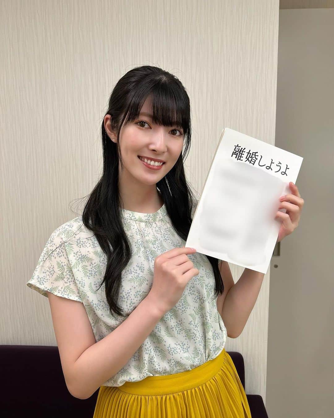 日下部美愛のインスタグラム：「Netflixにて配信中のドラマ「離婚しようよ」の8話にちょこっと出演しております！ 古田新太さんの通販番組のシーンにいます 見つけられるかな〜〜？  是非🫶🏻 ⁡ #Netflix #離婚しようよ」