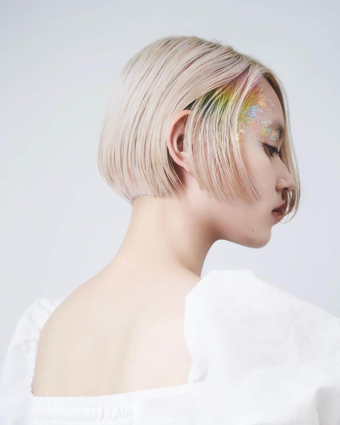 のインスタグラム：「inner rainbow🌈side  angle  hair @soucuts  make @leco_ayami  fashion @leco_nao  photo @tkc0054   for @staraward.jp  @snipstyle_mg   color by @enog_bymilbon   #lecotokyo #LECO #スタアワ　#staraward #虹　#🌈 #ハイトーンカラー #作品」