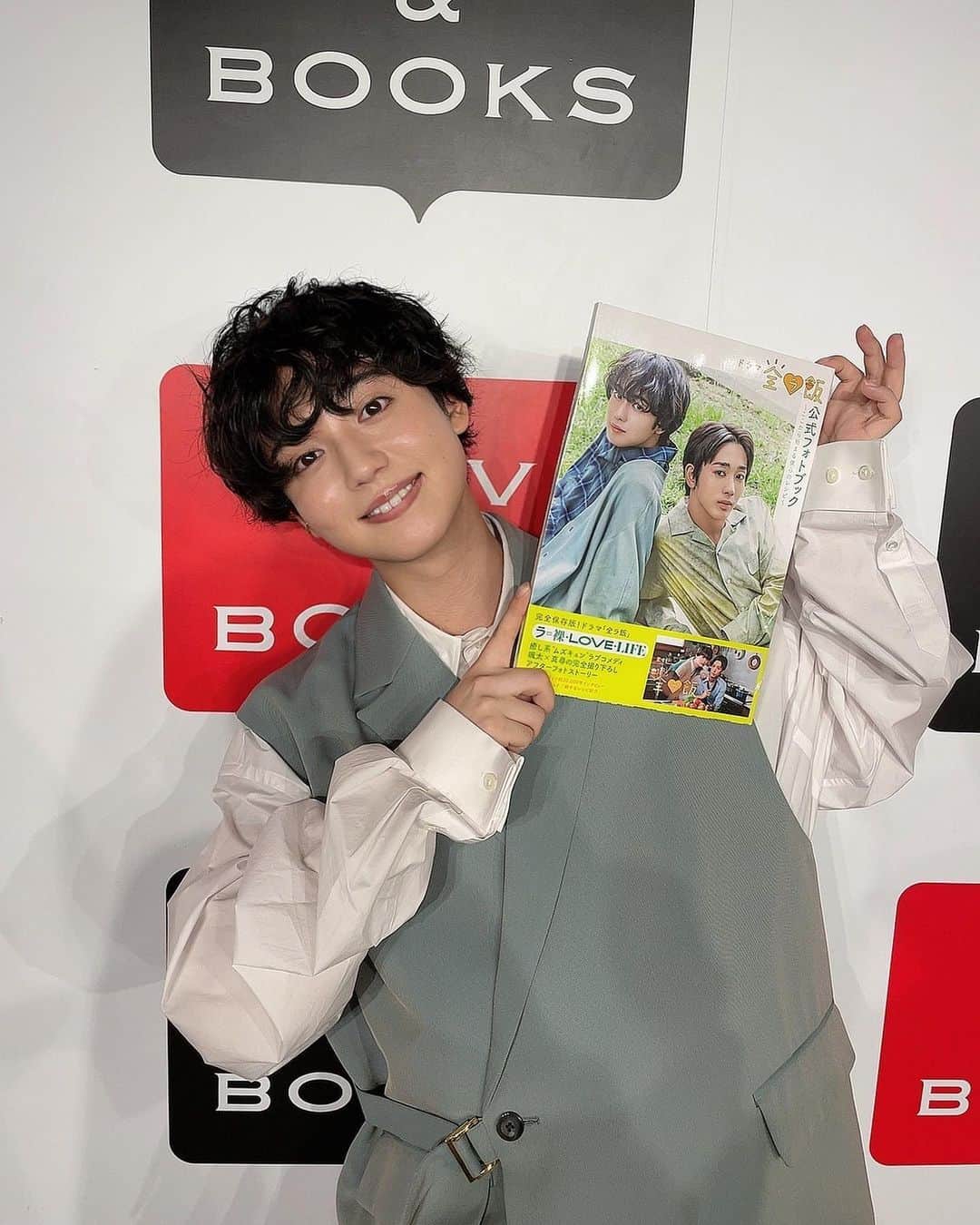 ゆうたろうのインスタグラム：「ドラマ『全ラ飯』 ファンブックお渡し会来てくれた皆様ありがとうございました☺️！！！  ドラマが絶賛オンエアしてる最中でこの本を皆様の元にお届けする事が出来てとても嬉しく思います。ひとりひとりとゆっくりお話しする時間も設けて貰って、ついつい僕達も笑顔が溢れる優しい言葉を沢山貰って、日本全国からだけじゃなく韓国、中国の方も足を運んでくれて。色んな場所で愛されている作品なのだなぁと改めて感じました。撮影中はタイトなスケジュールで慣れない料理シーンも多々あったけど、早起きして現場に行くのが毎日楽しみで、キャストスタッフに会えるのが嬉しくて。早く終わった日は何だか寂しくて。思い返せば愛おしい時間で溢れてました。  この本にも沢山の愛が詰まってるので見ている中でも、見終わった後でも楽しめる一冊になっていると自信を持って言えます。写真、インタビュー、そして本編に出てくるレシピ共に盛りに盛り沢山なので是非何度でも見返して貰える本になりますように。  来週、本編もいよいよ最終回。 颯太と真尋はどういう結末を迎えるのか、 どうぞお見逃しなく。  三木真尋役 ゆうたろう  stylist @knt11st  hair make @ryo1911」