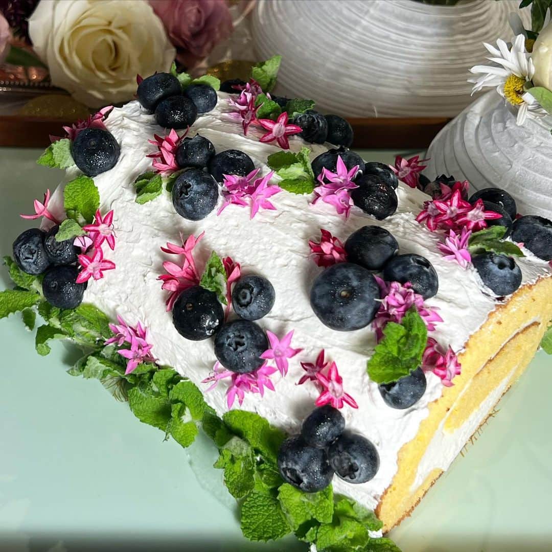 岡田美里さんのインスタグラム写真 - (岡田美里Instagram)「今日は6月のお誕生日会でした。 山梨県の大粒ブルーベリーとエディブルフラワー、これ何？とても珍しいお花は品種不明、市民農園で育ったミントのロールケーキでした。  自分から企画するお誕生日会って勇気がいるし、忙しいビジネスや勉強に向かう息子達、娘達、旦那様からも祝い忘れ⁇があったりの私たち世代。 ケーキさえ食べないお誕生日を過ごすことも⁈あるあるのお一人様…。何回でも楽しみたいワイワイ派さん達。 毎月この日を楽しみに準備しています。ご参加方法はストーリーズをチェックしてくださいね🫐🌿  岡田美里」6月24日 20時34分 - millieokada