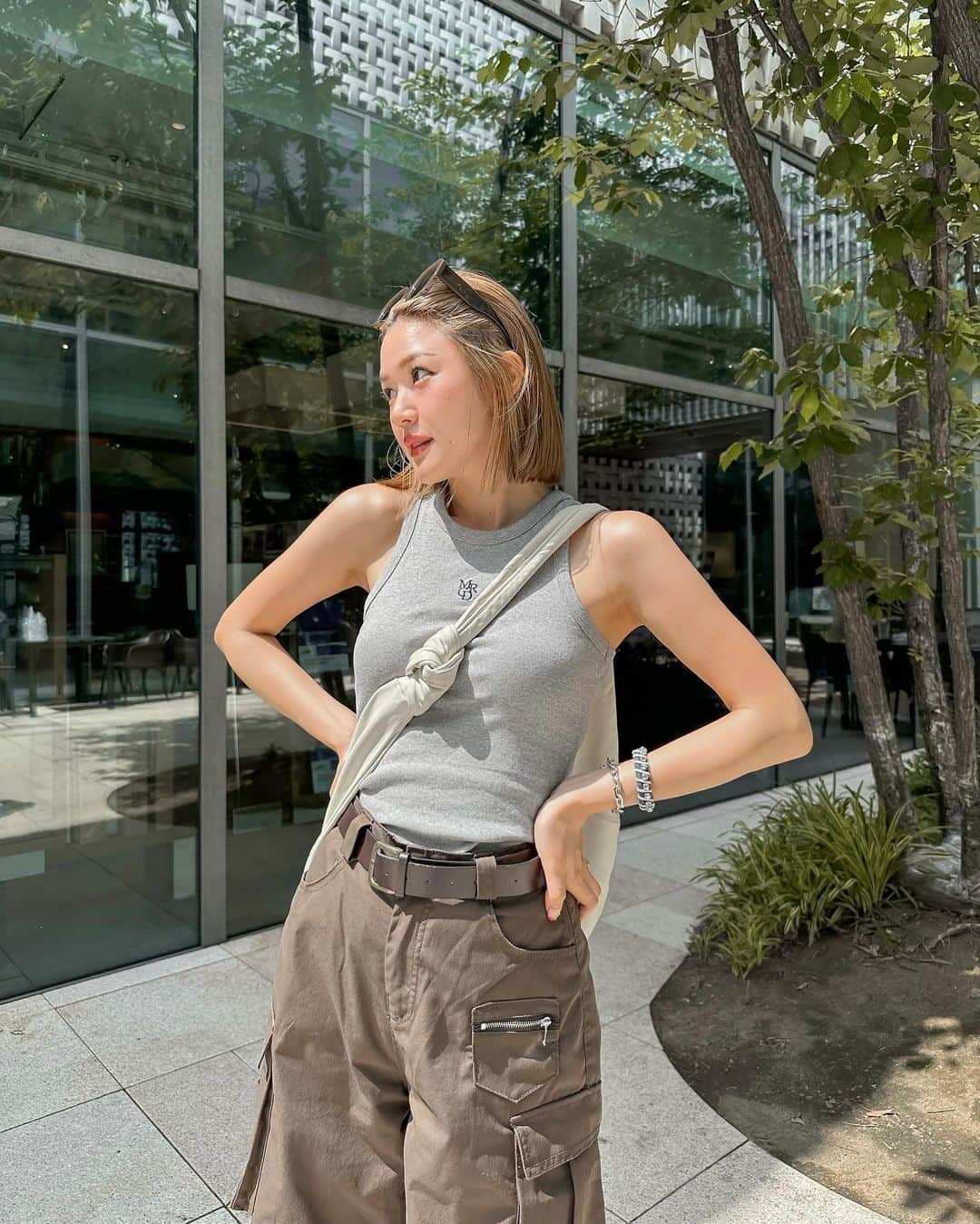 Meeのインスタグラム：「タンクとっぴ💚すきなの にあうから☺️  #タンクトップ #タンクトップコーデ #ローファー」