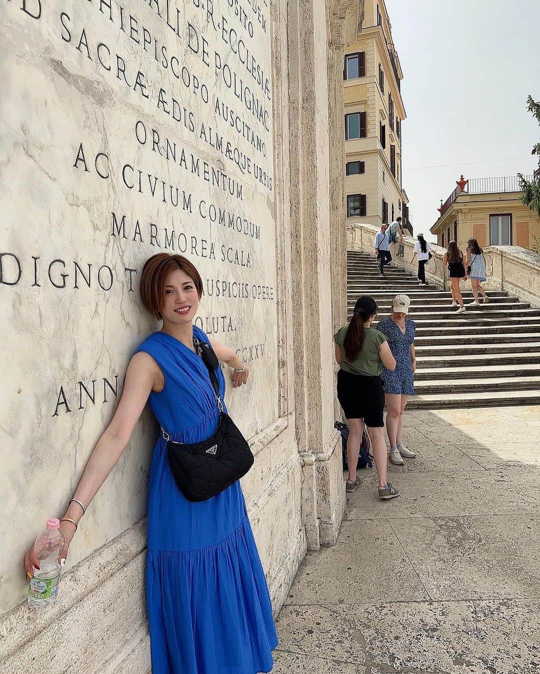 CHIHIRO♡のインスタグラム：「スペイン階段🇪🇸  暑くて壁が冷たくて 気持ちよかった🤣  ローマの休日で有名なところだよね🥰 見たことないけど❤️🤣  #イタリア旅行 #イタリア #ローマ #スペイン広場 #スペイン階段 #ローマの休日 #海外旅行 #piazzadispagna #trip」