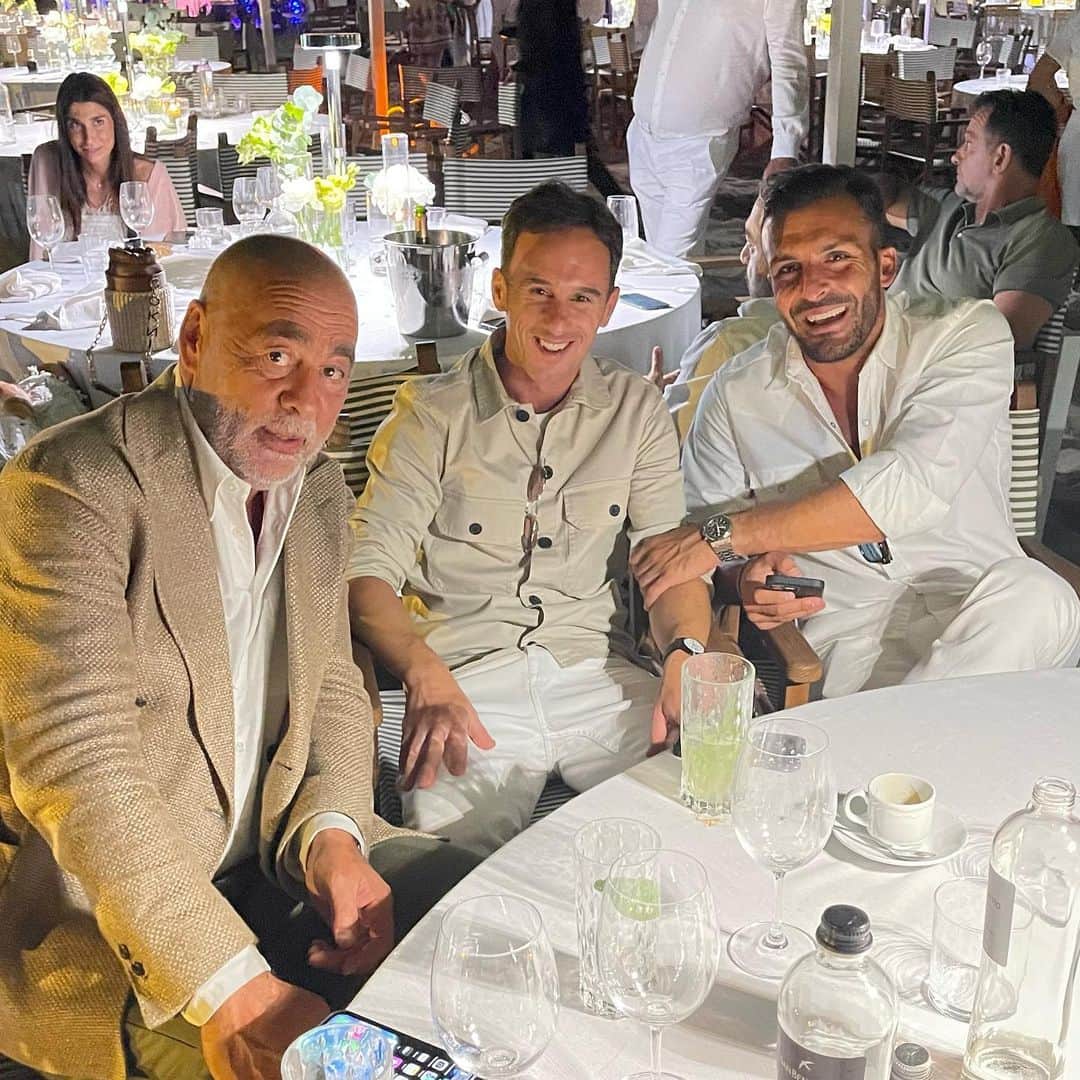 ジュリオ・ドナーティのインスタグラム：「White & Sage 🐚🌿 #rbc #summer #friends #fortedeimarmi #saporedimare」