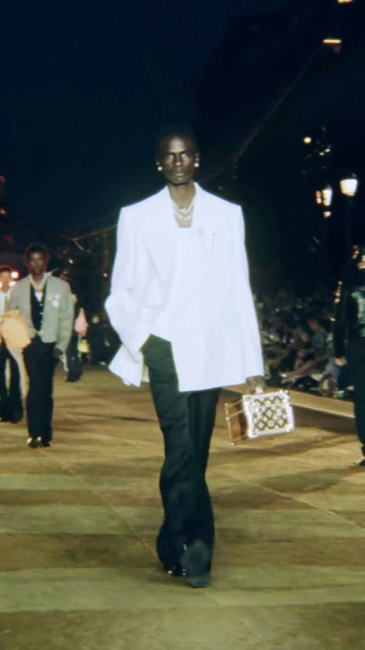 のインスタグラム：「Men’s Spring-Summer 2024 Show. Exemplifying the codes of the Maison, Pharrell Williams crafts a youthful aesthetic of esteemed tailoring at the intersection of contemporaneity and heritage savoir-faire. Watch the full show via link in bio.    #LVMenSS24 #LouisVuitton #PharrellWilliams」
