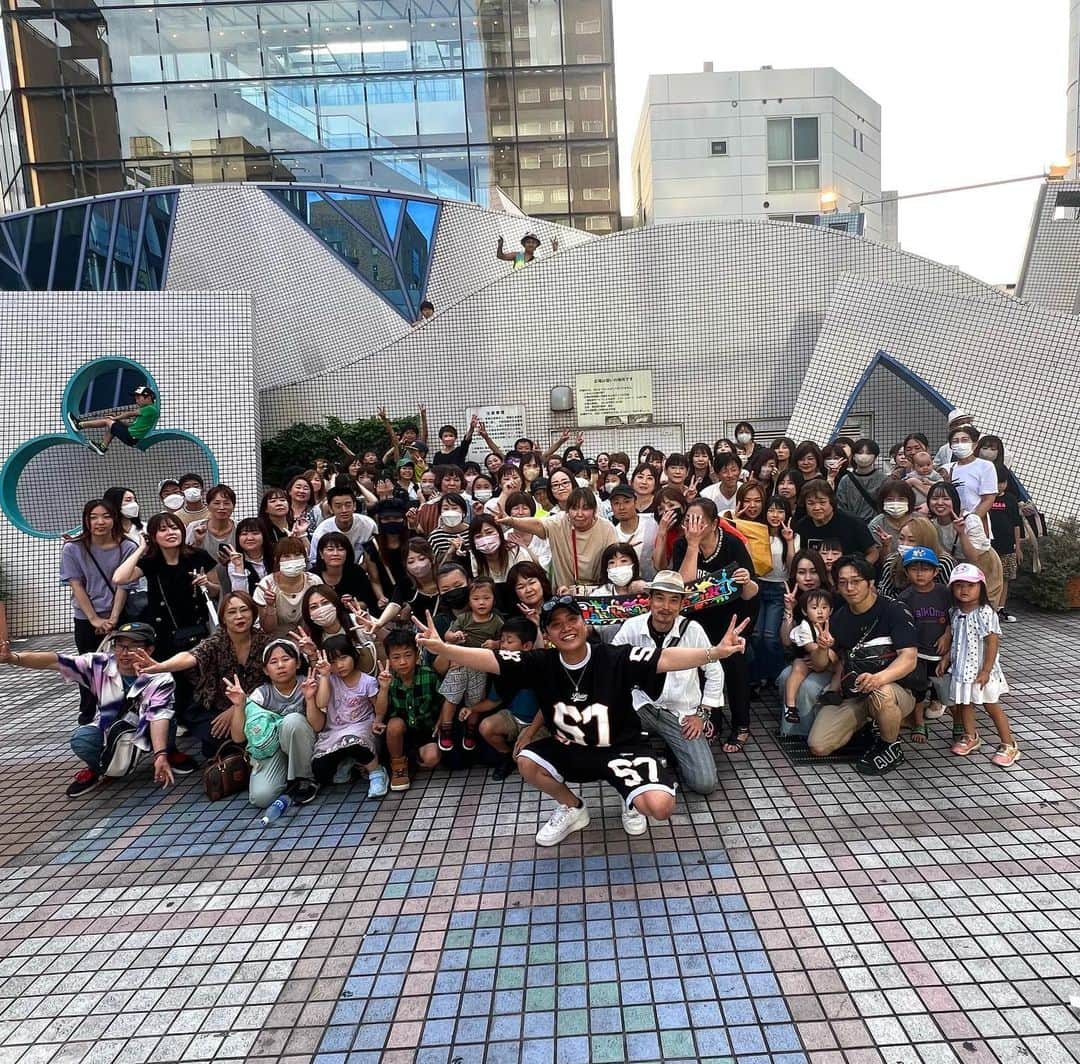 のインスタグラム：「広島路上🔥✨  まだ2回目やのに たくさんのfamilyで溢れとった！ まじで幸せ過ぎる🥲  ぽりぽりさんも歌って良いよって 言ってくれたけんめっちゃ歌えた！笑  広島がまた好きになりました😂笑  明日は14時〜福岡やけど 雨降らんようにみんな祈っておいて！  本当にありがとうだ。  #髙橋一輝 #広島路上」