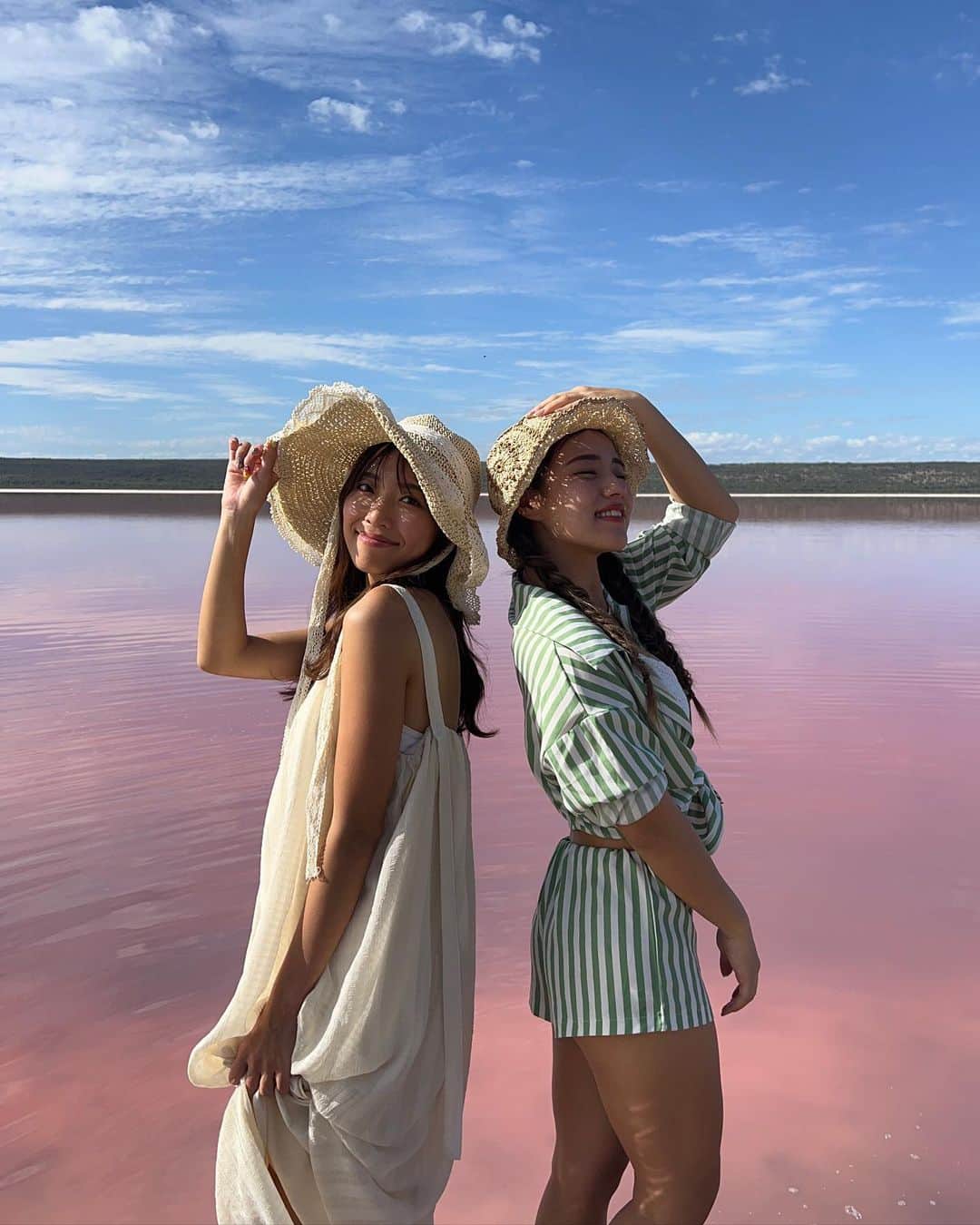 溝呂木世蘭さんのインスタグラム写真 - (溝呂木世蘭Instagram)「ピンクの湖🫶  📍Hutt Lagoon  ウイ中に住んでいる微生物でこんなピンクになってるんだって♡  フラミンゴのピンクはこの微生物を食べてるからなの！ だから違うものを食べて育ったフラミンゴは白くなるらしい🫢  自然にこんな綺麗なピンクがあるのってすごいなぁ😝  #ピンクレイク#ハットラグーン #HuttLagoon#ピンクの湖#オーストラリア# Australia#ロードトリップ#キャンピングカー#旅好き#女子旅#旅行好きな人と繋がりたい #絶景#海外旅行#海外移住」6月24日 20時38分 - seran_0422