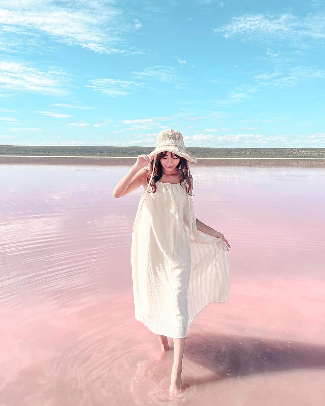 溝呂木世蘭さんのインスタグラム写真 - (溝呂木世蘭Instagram)「ピンクの湖🫶  📍Hutt Lagoon  ウイ中に住んでいる微生物でこんなピンクになってるんだって♡  フラミンゴのピンクはこの微生物を食べてるからなの！ だから違うものを食べて育ったフラミンゴは白くなるらしい🫢  自然にこんな綺麗なピンクがあるのってすごいなぁ😝  #ピンクレイク#ハットラグーン #HuttLagoon#ピンクの湖#オーストラリア# Australia#ロードトリップ#キャンピングカー#旅好き#女子旅#旅行好きな人と繋がりたい #絶景#海外旅行#海外移住」6月24日 20時38分 - seran_0422