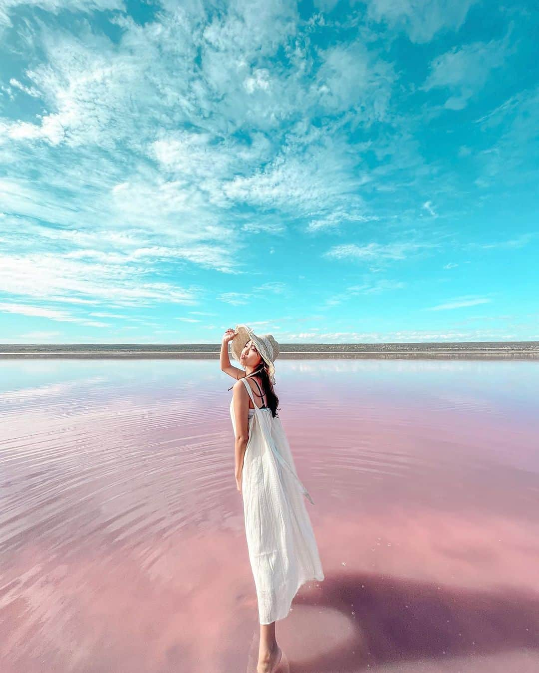 溝呂木世蘭のインスタグラム：「ピンクの湖🫶  📍Hutt Lagoon  ウイ中に住んでいる微生物でこんなピンクになってるんだって♡  フラミンゴのピンクはこの微生物を食べてるからなの！ だから違うものを食べて育ったフラミンゴは白くなるらしい🫢  自然にこんな綺麗なピンクがあるのってすごいなぁ😝  #ピンクレイク#ハットラグーン #HuttLagoon#ピンクの湖#オーストラリア# Australia#ロードトリップ#キャンピングカー#旅好き#女子旅#旅行好きな人と繋がりたい #絶景#海外旅行#海外移住」