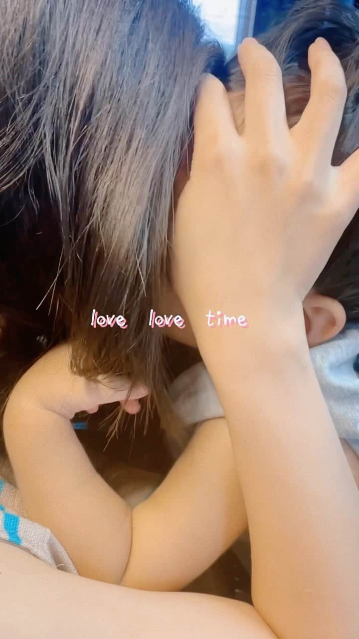 かーなーのインスタグラム：「今日はむーむーとゆっくりまったり🧡  最後まで是非みてって😘😘  むーむーのおかげで生まれた曲🧡 たくさんの親子が歌ってくれて嬉しいね〜🕊  #はじめてのうた #奏絵」