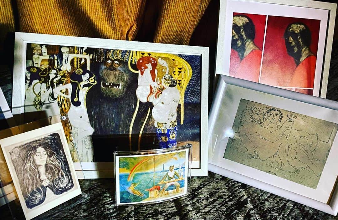 野本かりあのインスタグラム：「ひとつ作ったら、取り憑かれたように次々と額などに絵を収めていった。 満足❣️ #MUNCH #BALTHUS #PICASSO #KLIMT #鴨居玲」
