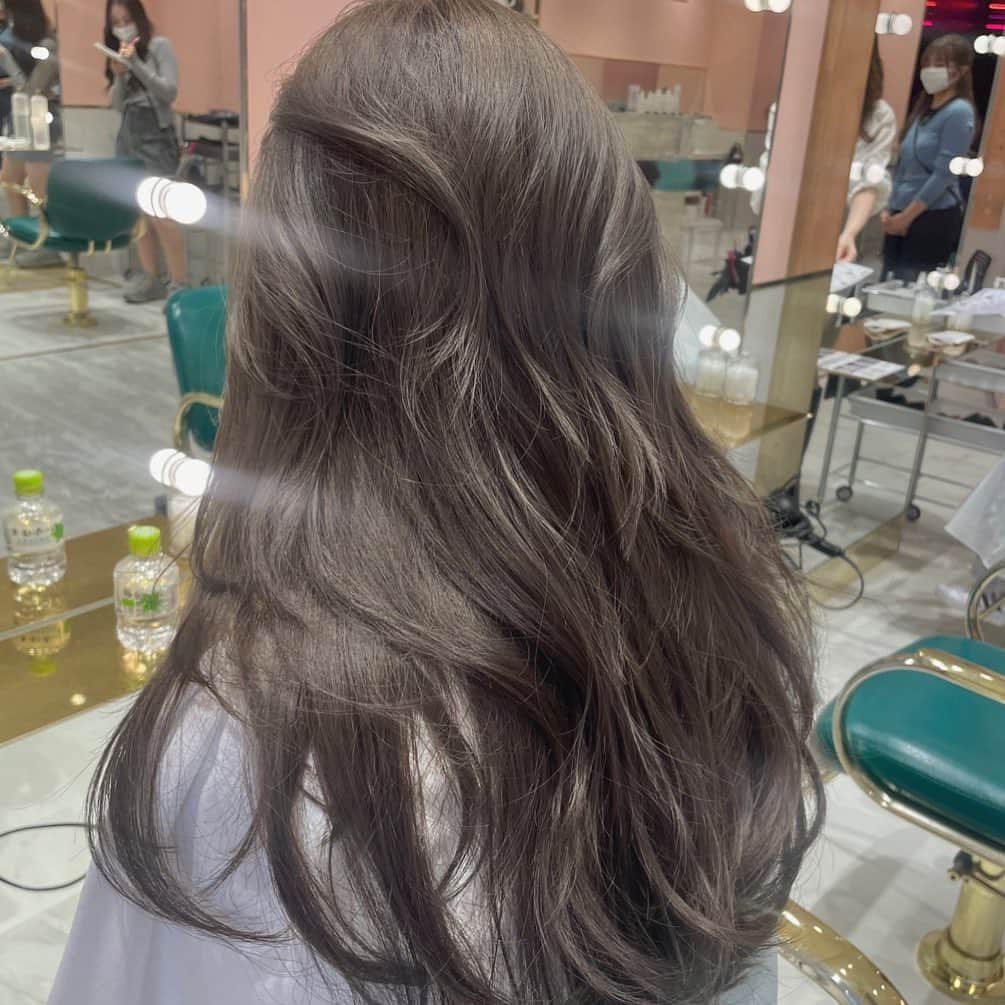 原涼香のインスタグラム：「大人気greige🩶赤味を柔らかく消して透明感up♡ ㅤㅤㅤㅤㅤㅤㅤㅤㅤㅤㅤㅤㅤ ダークトーンでも重くならないのがpoint🤍 カラーのみで明るめを続けると 透明感がよりでます✨ 一回で明るめ希望の方はWケアカラーがオススメです✔︎🤍 ㅤㅤㅤㅤㅤㅤㅤㅤㅤㅤㅤㅤㅤ 🎀韓国HAIR STYLE menu... ㅤㅤㅤㅤㅤㅤㅤㅤㅤㅤㅤㅤㅤ ☑︎カット ワンカールだけでも可愛いこだわりレイヤーカット🖤  ☑︎プレミアムケアカラー(or Wケアカラー) 透明感バツグンのグレージュカラー🩶 ㅤㅤㅤㅤㅤㅤㅤㅤㅤㅤㅤㅤㅤ ☑︎バイカルテトリートメント 韓国人みたいなツヤ髪はバイカルテトリートメントで叶います🖤  ㅤㅤㅤㅤㅤㅤㅤㅤㅤㅤㅤㅤㅤ ご予約はリンクから🫶🏻🔗 ㅤㅤㅤㅤㅤㅤㅤㅤㅤㅤㅤㅤㅤㅤㅤㅤㅤㅤㅤㅤㅤㅤㅤㅤㅤㅤ ㅤㅤㅤㅤㅤㅤㅤㅤㅤㅤㅤㅤㅤ  #SHIMA#韓国ヘア#韓国スタイル#レイヤーカット#ワンホンヘア#ワンホン#ダークトーン#網紅#初カラー#暗髪#ベージュカラー#ラベンダーカラー#グレージュ#オリーブカラー#透明感カラー#銀座美容院#銀座美容室#美容師#시스루뱅#레이어드컷#koreanhair」
