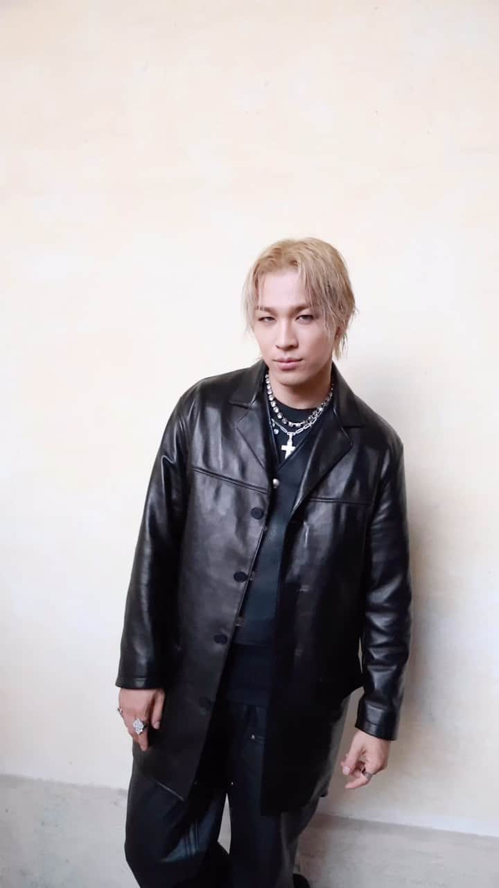 SOLのインスタグラム：「Au défilé @givenchy homme printemps-été 2024, TaeYang a partagé avec GQ ses impressions sur la collection et sur le travail de Matthew M. Williams.  _____  @__youngbae__ opened up to GQ about his experience at the Givenchy Men SS24 show and shared his impressions of @matthewmwilliams work.   Interview : @lea.diquero Video and edition : @enzoply  Casting Video Manager : @adele_ligerot   #TaeYang #Givenchy #pfw #parisfashionweek」