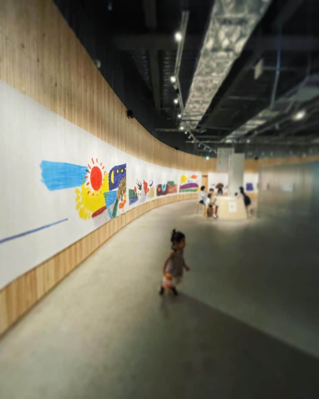 白木夏子さんのインスタグラム写真 - (白木夏子Instagram)「立川のPLAY! MUSEUMで谷川俊太郎さんの企画展示が開催されていたので行ってきました！ 谷川俊太郎さんの朗読で、もこもこもこを大スクリーンで見られる空間、しかも、もこもこ的なビーズクッションに埋まって見ることができるという又とない貴重な体験でした。 「まるのおうさま」「とき」の映像作品、ずっと見ていたかった。 カフェもコラボメニューがシュールで素敵でした😆」6月24日 20時46分 - natsukoshiraki