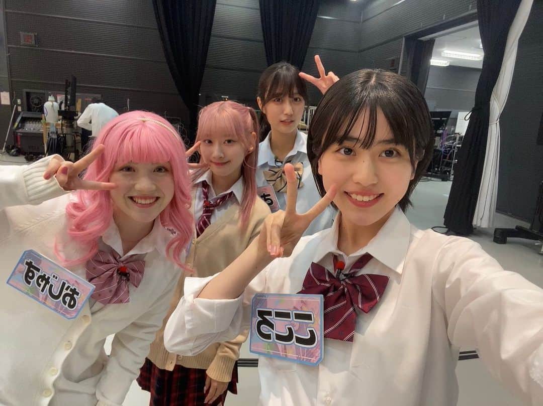 のインスタグラム：「明日超無敵クラスです~是非見てください‼️  おじゃすちゃん、きあらちゃん、さえちゃんお写真ありがとうございます😊  #おじゃす ちゃん #崎本紗衣 ちゃん #齋藤樹愛羅 ちゃん #冨波心 #スターダストプロモーション #高校生 #高校1年生 #女子高校生 #jk #jk1 #fjk #07 #16 #16yrs #kokoro #kokorotoba #japan #japanesegirl #制服 #学校」