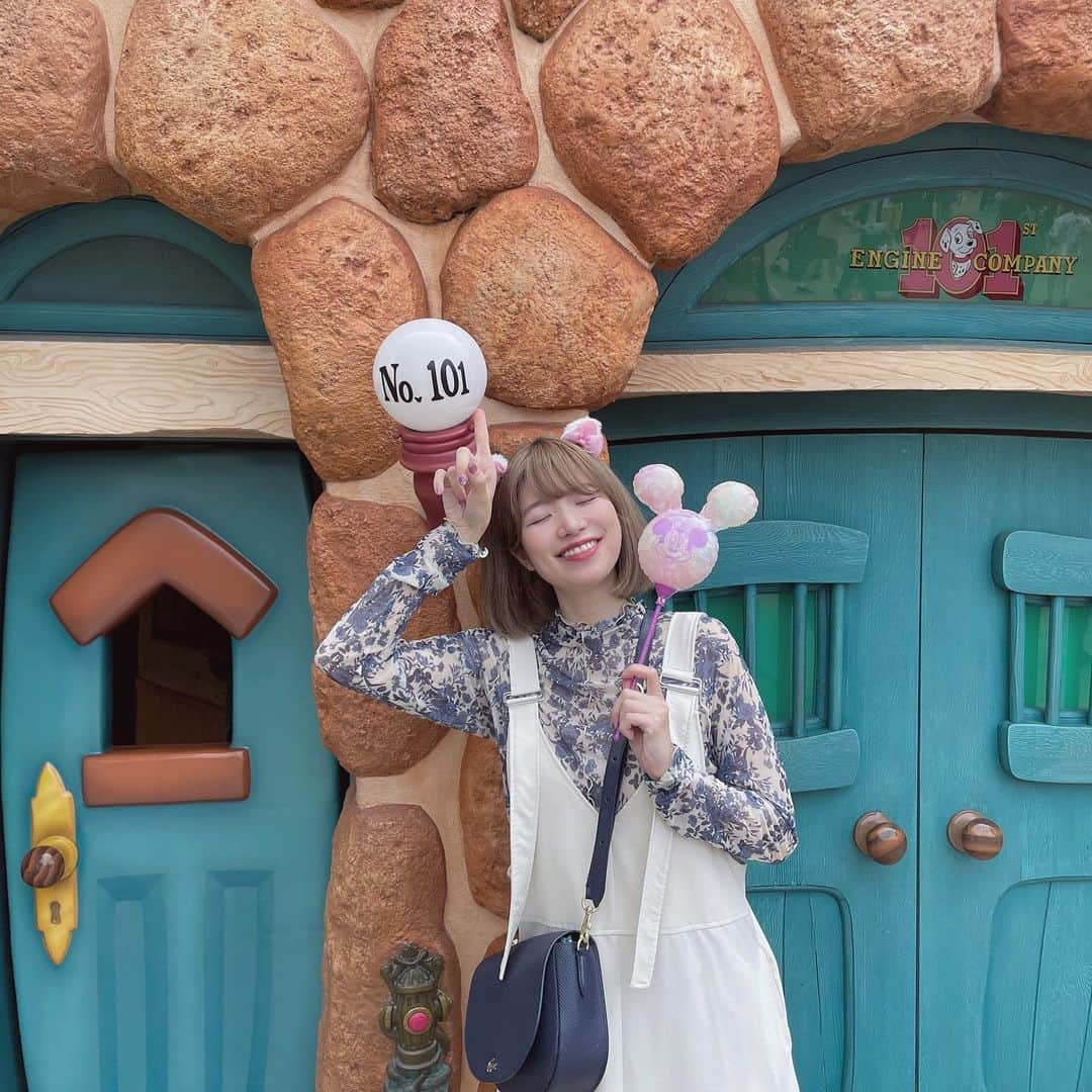 サワデーのインスタグラム：「TDL 40th おめでとう🙌 ⁡ ⁡ やっぱりアニバーサリーイベントは特別だよね💐 ⁡ ⁡ 自分もTDSの15thが本当に本当に大好きで1年間時間をたくさん使ってお祝いしたので、陸の民達はこれからお祝いの毎日が始まるんだと思ったらめちゃくちゃ羨ましい🥹 ⁡ ⁡ ⁡ 撮影で行った日はとにかく日差しが強くて、写真撮ろうとすると眩しくて眩しくて...笑 ⁡ ⁡ ⁡ でもかわいいお花が沢山咲いていたので、我々も珍しく写真を沢山撮ったよ🌼 ⁡ ⁡ ⁡ YouTubeもみてねん😌 ⁡ ⁡ ⁡#tokyodisneyland #ディズニーランド40周年 #ディズニーコーデ #ディズニーカチューシャ #ディズニー #TDL」