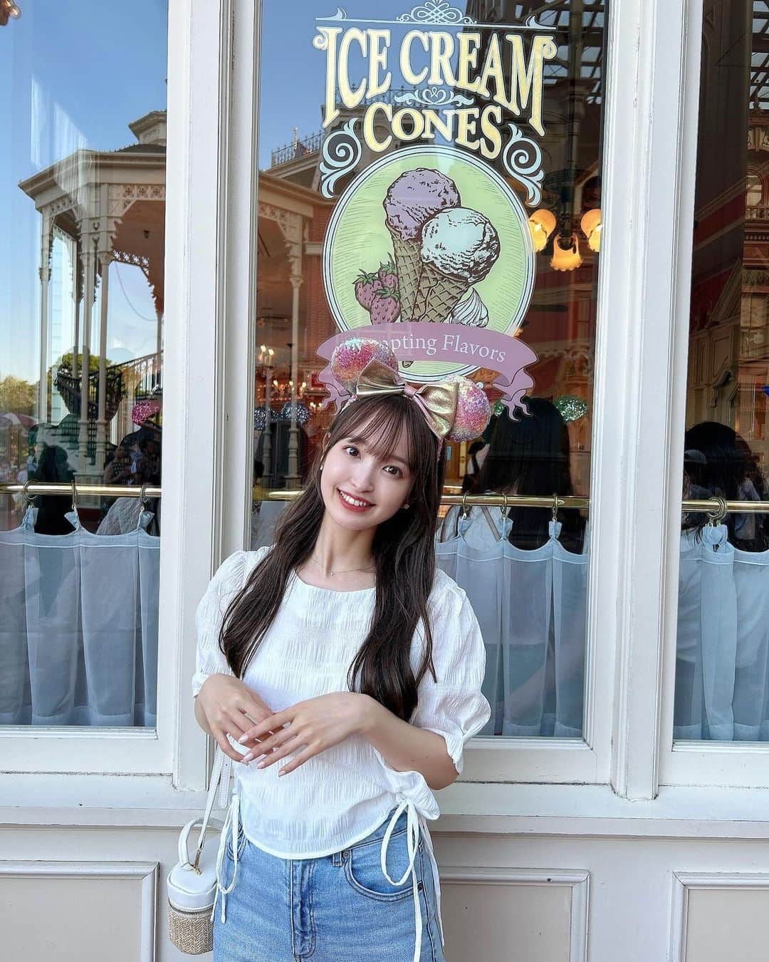 あかねぴのインスタグラム：「. ⁡ Disney code 🍨♡ ⁡ 久しぶりにランドのアイスが食べれて しあわせだった〜💕 ⁡ topsは @66girls_japan 🤍  ⁡. #code #ootd #disneyland #tdl #disneycode #66girls #ディズニーコーデ #ディズニーランド #ディズニーカチューシャ #リボントップス #ホワイトトップス #デニムコーデ」