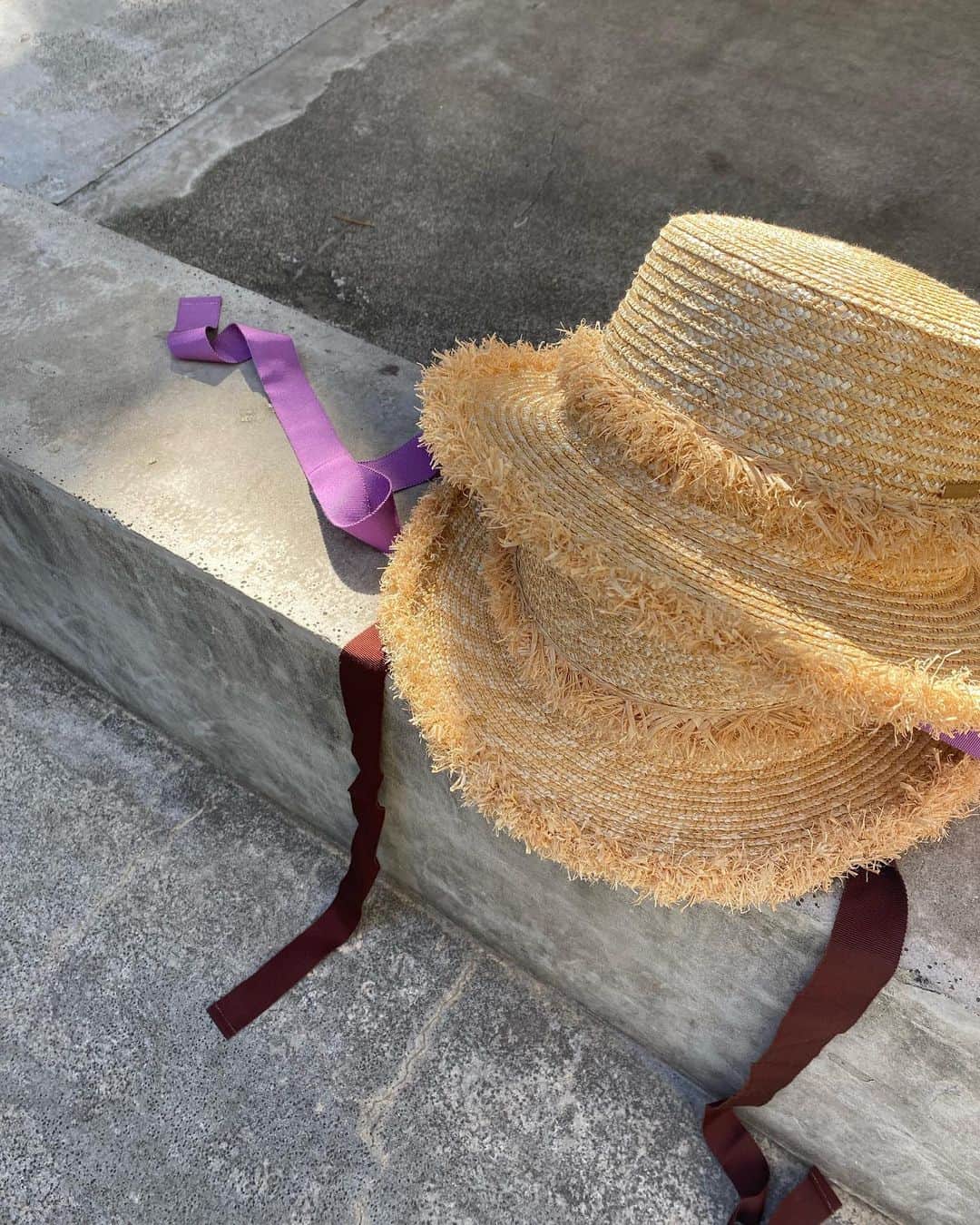 オーバーライドさんのインスタグラム写真 - (オーバーライドInstagram)「夏らしさ満点な夏の売れ筋ハット！  #レイハット  kaorinomoriで大人気のカンカン帽は フリンジデザインが特徴的。 日除けにもなり、涼しげな夏素材は 海や夏のお出かけコーデにぴったり🐬🐚  風が強い日も紐付きが安心！ 最後の画像のように首に引っかけて結べば 後ろ姿もキャッチーな夏スタイルに🍍  #kaorinomori#hatstyling#staffstyling#ssfashion#summeritem#カオリノモリ#ハット#帽子ブランド#帽子屋#帽子屋さん#帽子専門店#帽子女子#帽子アレンジ#帽子好きと繋がりたい#夏コーディネート#夏帽子#カラフルコーデ#カラーコーディネート #カンカン帽 #カンカン帽コーデ #むぎわら帽子 #麦わら帽子」6月25日 7時45分 - kaorinomori_official