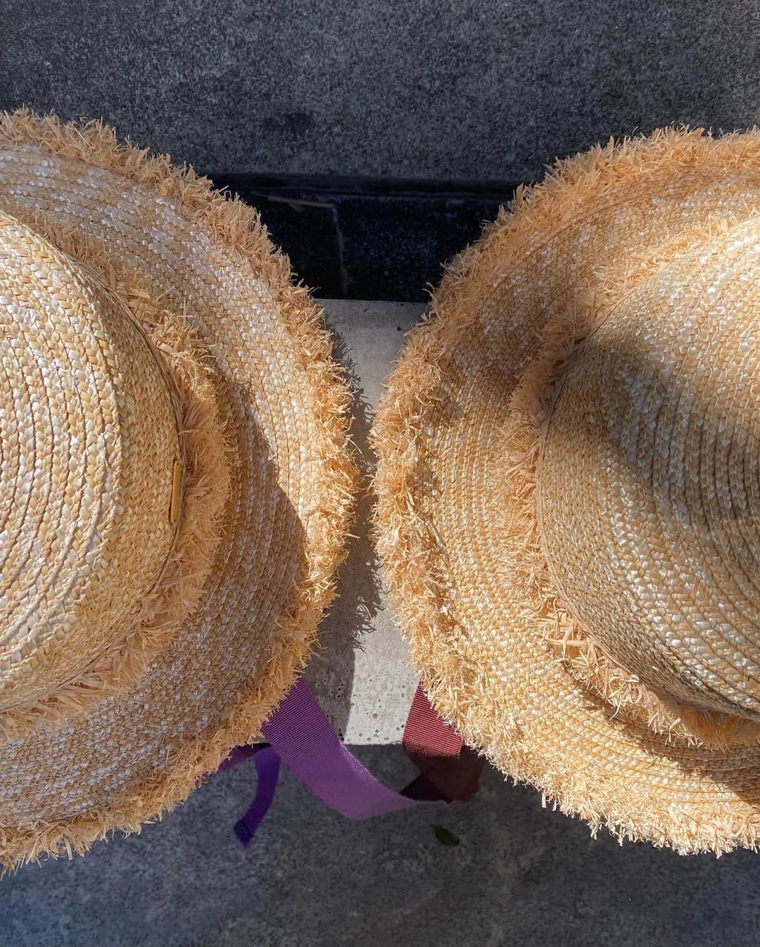 オーバーライドさんのインスタグラム写真 - (オーバーライドInstagram)「夏らしさ満点な夏の売れ筋ハット！  #レイハット  kaorinomoriで大人気のカンカン帽は フリンジデザインが特徴的。 日除けにもなり、涼しげな夏素材は 海や夏のお出かけコーデにぴったり🐬🐚  風が強い日も紐付きが安心！ 最後の画像のように首に引っかけて結べば 後ろ姿もキャッチーな夏スタイルに🍍  #kaorinomori#hatstyling#staffstyling#ssfashion#summeritem#カオリノモリ#ハット#帽子ブランド#帽子屋#帽子屋さん#帽子専門店#帽子女子#帽子アレンジ#帽子好きと繋がりたい#夏コーディネート#夏帽子#カラフルコーデ#カラーコーディネート #カンカン帽 #カンカン帽コーデ #むぎわら帽子 #麦わら帽子」6月25日 7時45分 - kaorinomori_official