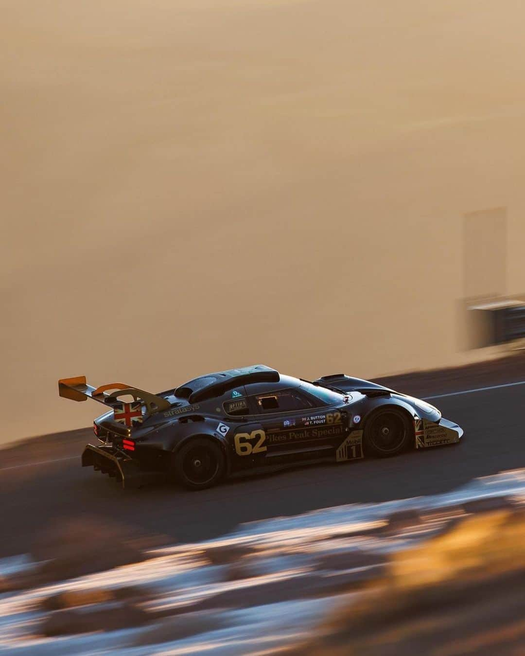 ジェンソン・バトンさんのインスタグラム写真 - (ジェンソン・バトンInstagram)「Did someone say wallpaper!? Wow these shots are epic of @tannerfoust in our @radfordmotors Type62-2 pikes peak edition.   Good luck to Tanner as he takes on the challenge of THE mountain tomorrow, have fun, enjoy and be safe 💪🏽🙏🏽 @pikespeakhillclimb  📸 credit @mobil1racing」6月25日 6時15分 - jensonbutton