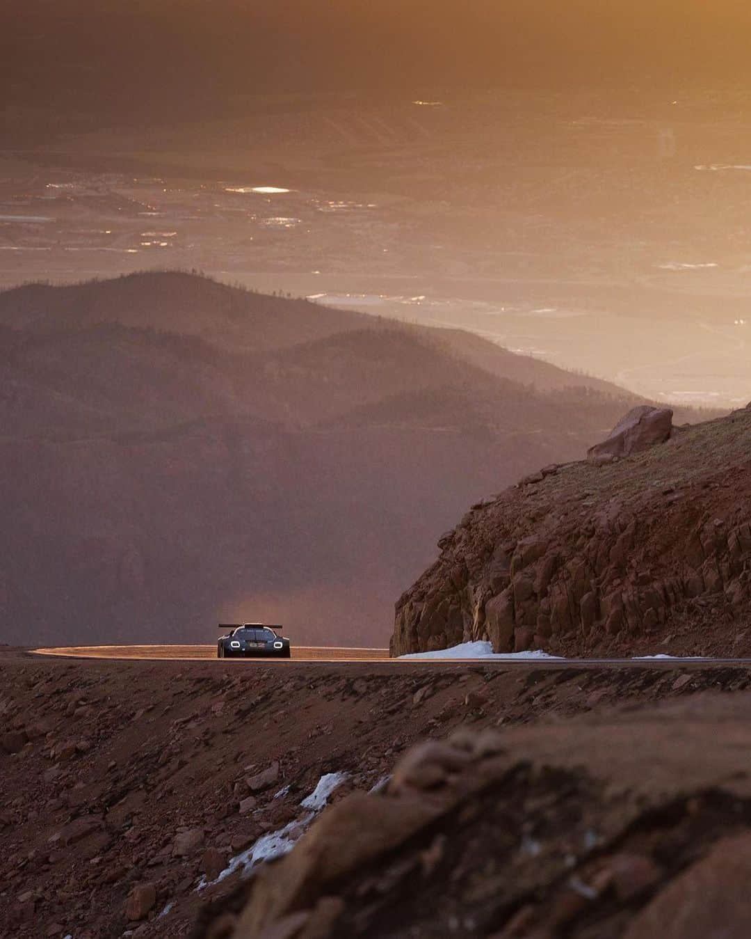 ジェンソン・バトンさんのインスタグラム写真 - (ジェンソン・バトンInstagram)「Did someone say wallpaper!? Wow these shots are epic of @tannerfoust in our @radfordmotors Type62-2 pikes peak edition.   Good luck to Tanner as he takes on the challenge of THE mountain tomorrow, have fun, enjoy and be safe 💪🏽🙏🏽 @pikespeakhillclimb  📸 credit @mobil1racing」6月25日 6時15分 - jensonbutton