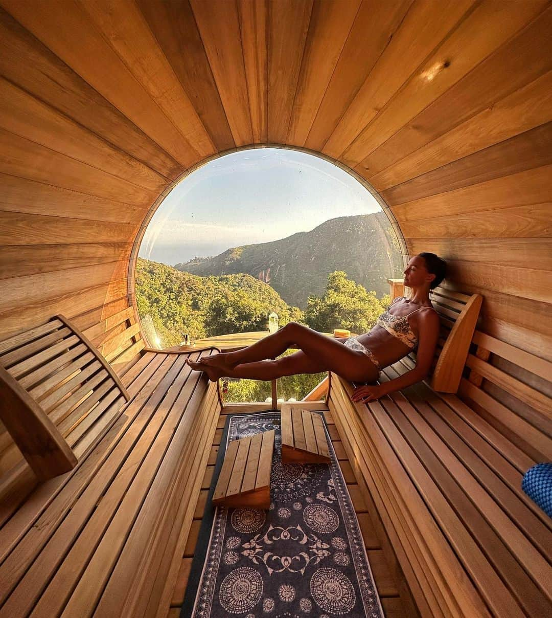 シャーニ・ヴィンソンさんのインスタグラム写真 - (シャーニ・ヴィンソンInstagram)「Rancho relaxo 🧖🏽‍♀️   #sauna #mountains #spa #relax #peace #zen #unwind #nature #peaceful #serenity #roomwithaview #roadto40 #lifebeginsat40」6月25日 6時16分 - sharnivinson