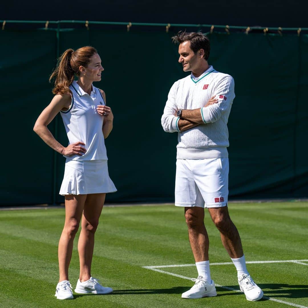 Vogueさんのインスタグラム写真 - (VogueInstagram)「#Wimbledon may not officially begin until July 3, but the Princess of Wales’s mind is already on SW19. Ahead of this year’s Championships, Kate headed to the All England Club for a doubles rally with Roger Federer, practicing her serve with the eight-time Wimbledon champion.  Tap the link in our bio for all the details.」6月25日 6時30分 - voguemagazine